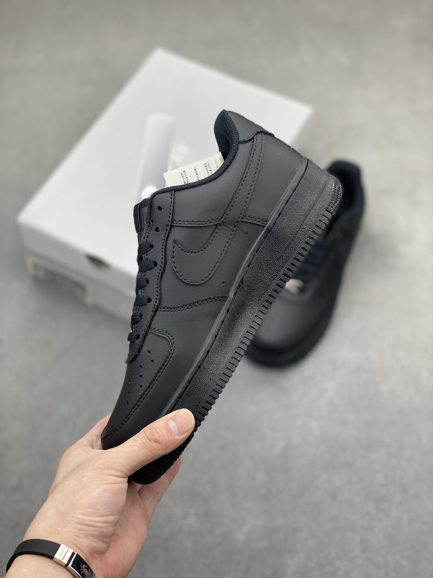 Nike Air Force 1 '07: All Black Low-Top Sneaker for Casual and Sporty Style 4 i1720471320 9035 3