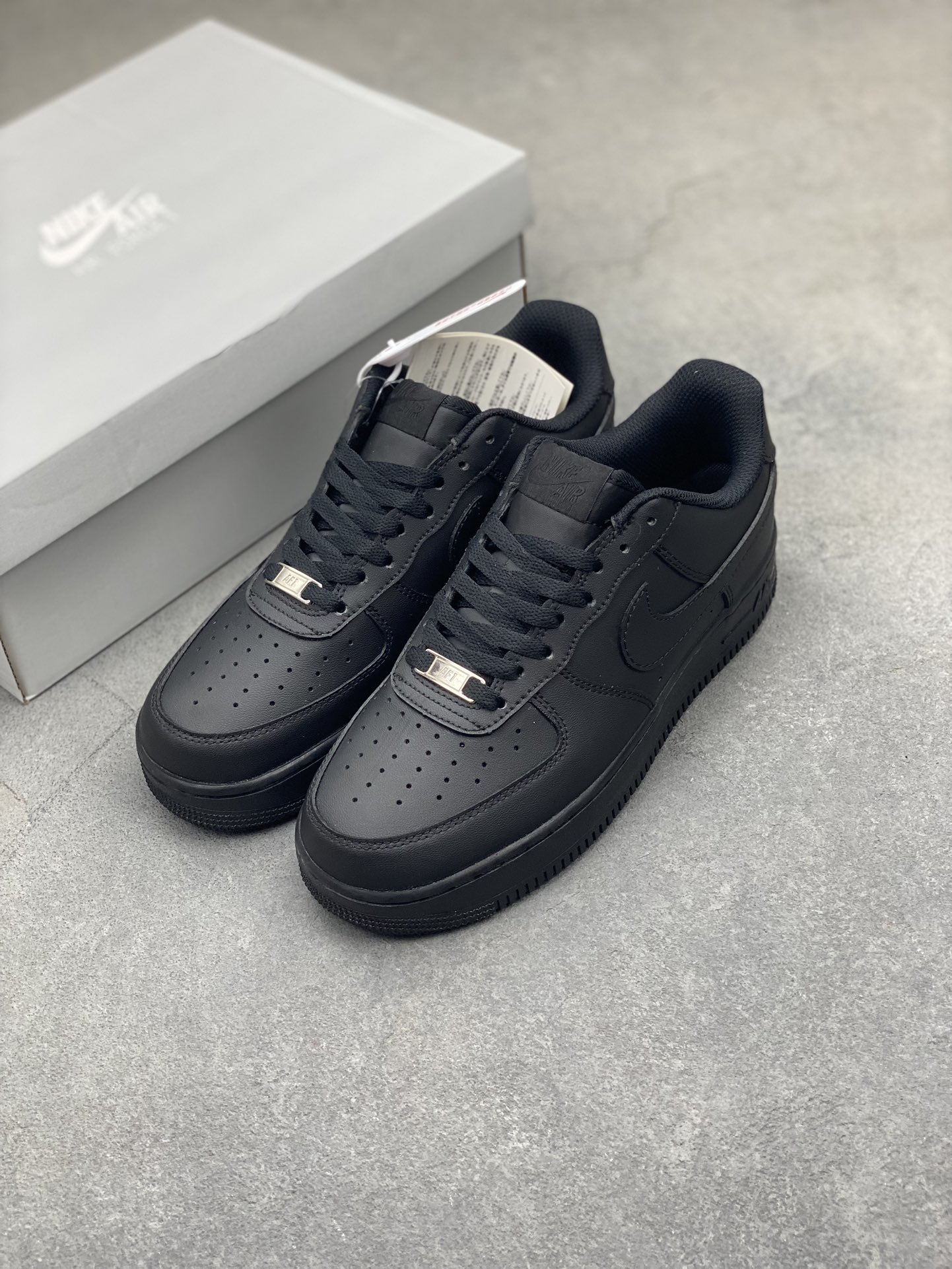 Nike Air Force 1 '07: All Black Low-Top Sneaker for Casual and Sporty Style 9 i1720471321 2593 8