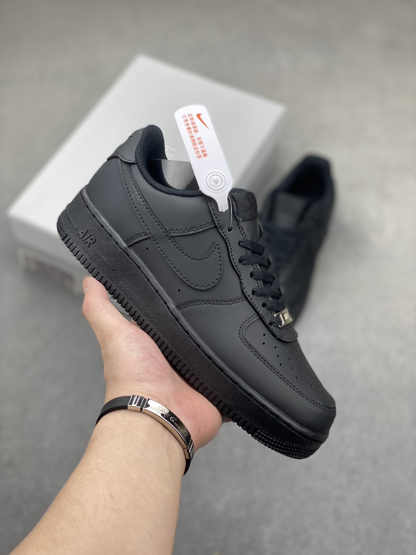 Nike Air Force 1 '07: All Black Low-Top Sneaker for Casual and Sporty Style 2 i1720471321 39 5