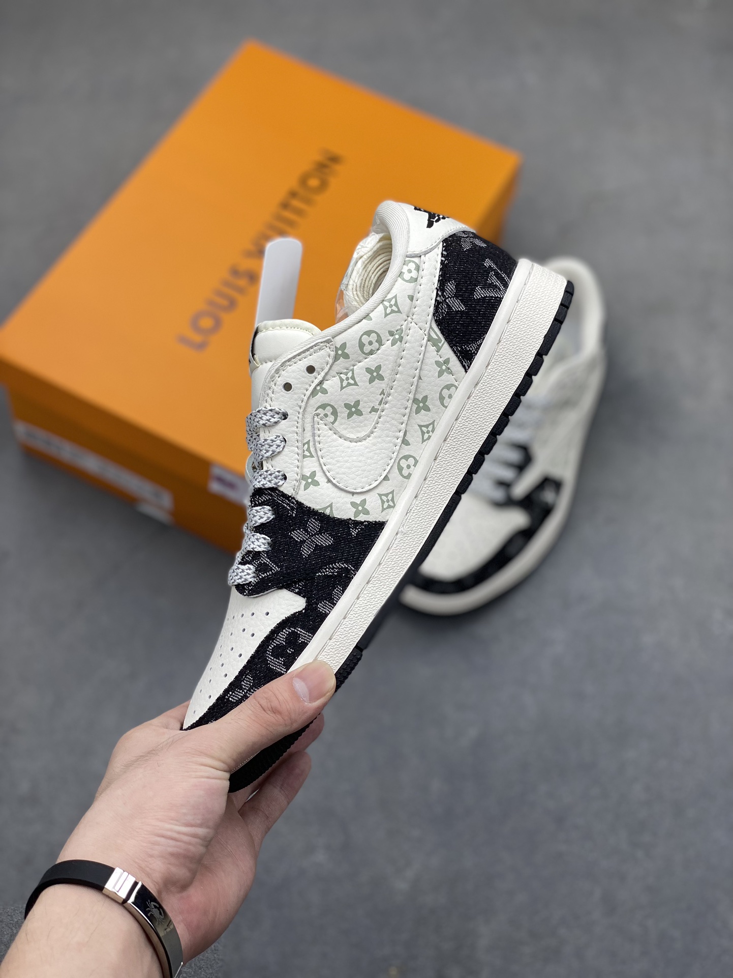 Travis Scott x Fragment Design x Louis Vuitton Air Jordan 1 Low 3 i1720471846 850 5