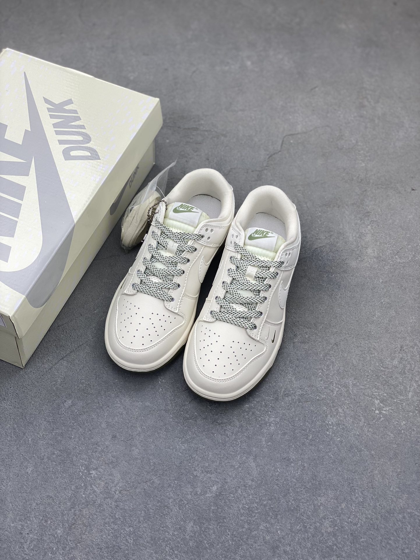 Nike SB Dunk Low Louis Vuitton Custom Sneakers - Military Green Edition 9 i1720549080 9466 4