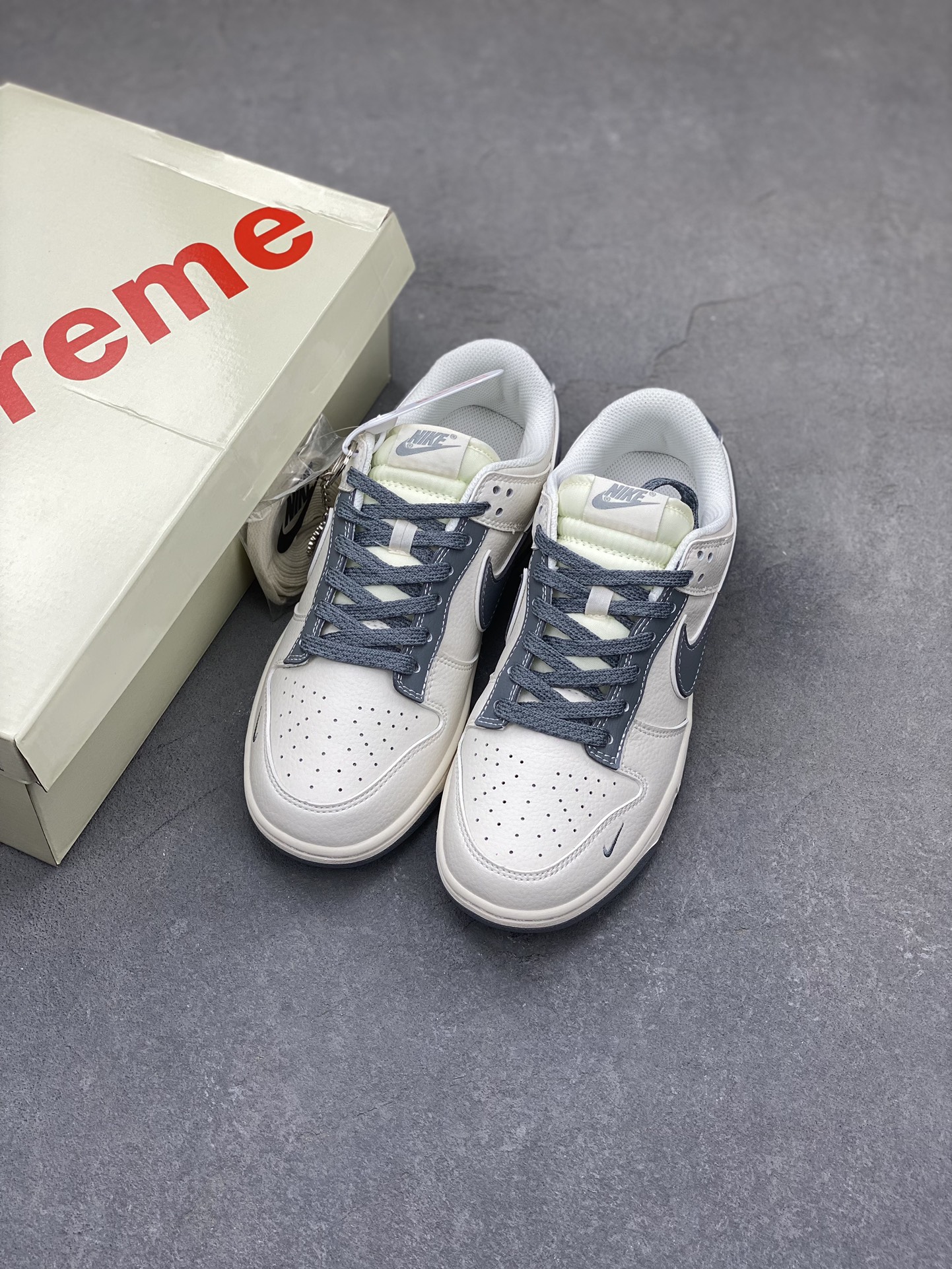 Nike SB Dunk Low Stone Island Supreme Collab Sneakers - Limited Edition 9 i1721419481 4868 0