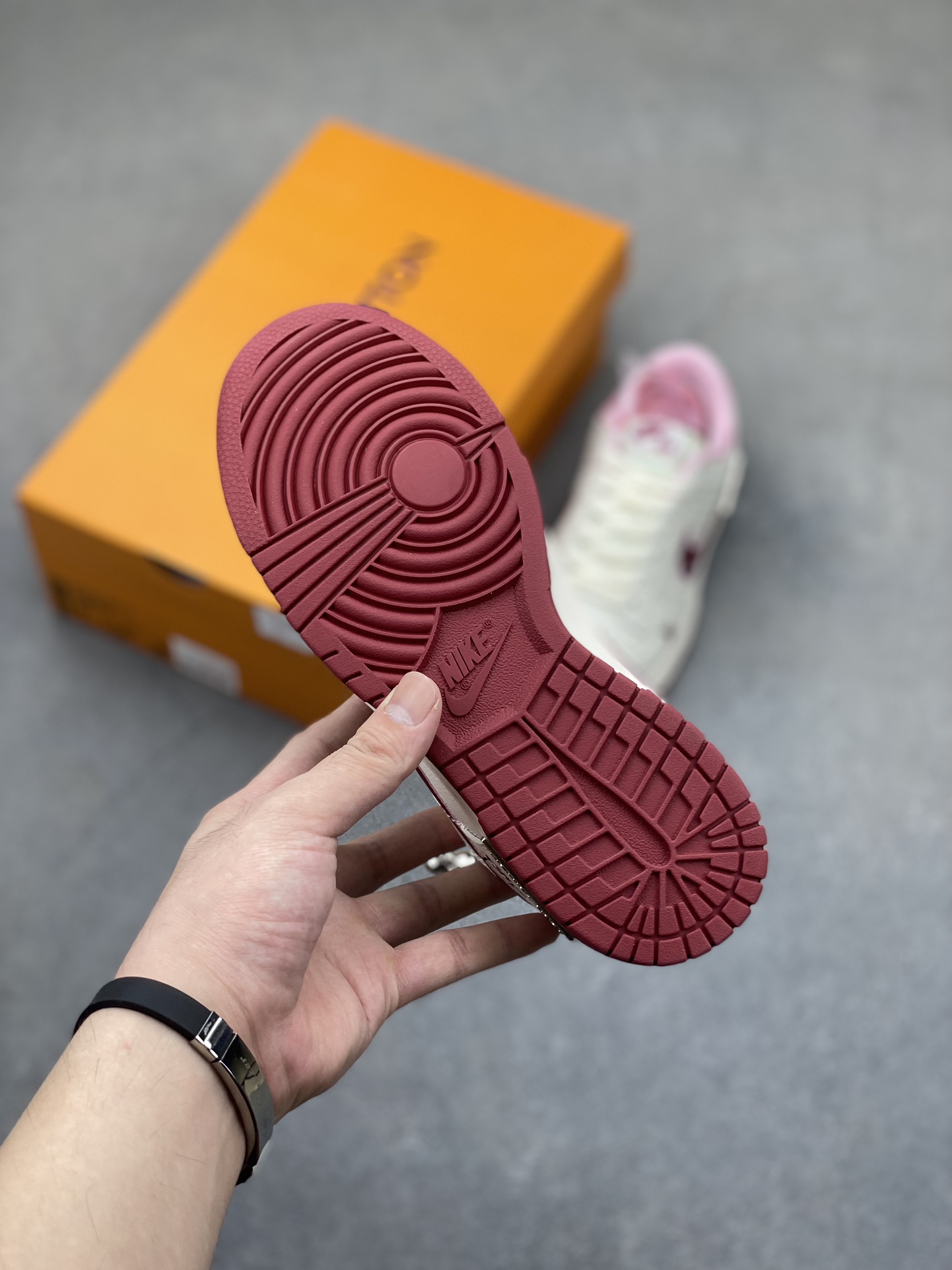 Nike SB Dunk Low Valentine's Day Cherry Sneakers Anniversary Edition 7 i1722624492 3121 7
