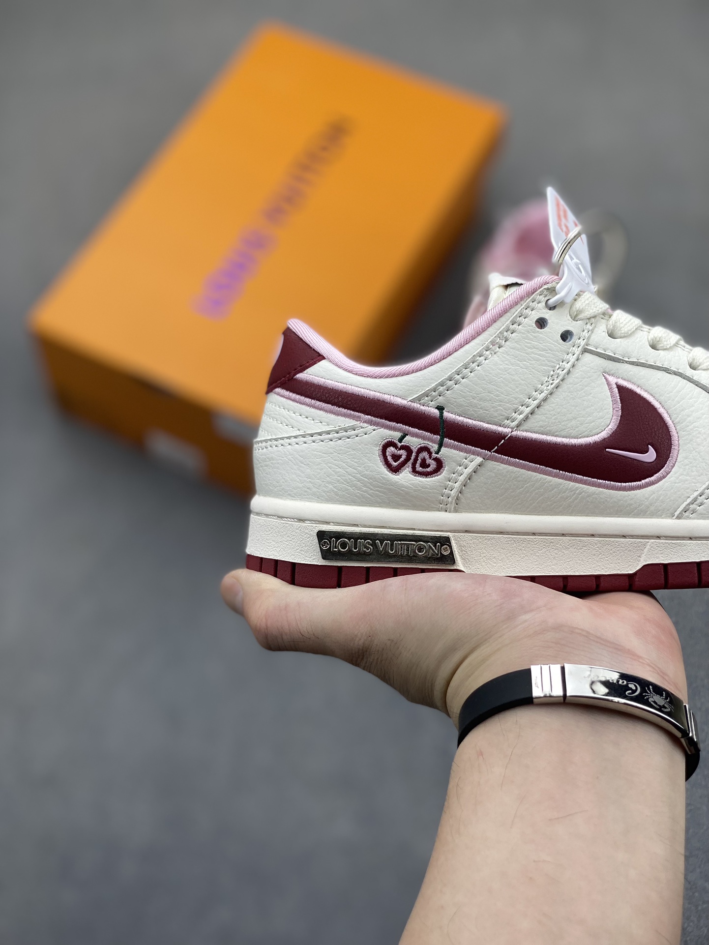 Nike SB Dunk Low Valentine's Day Cherry Sneakers Anniversary Edition 6 i1722624492 5494 8