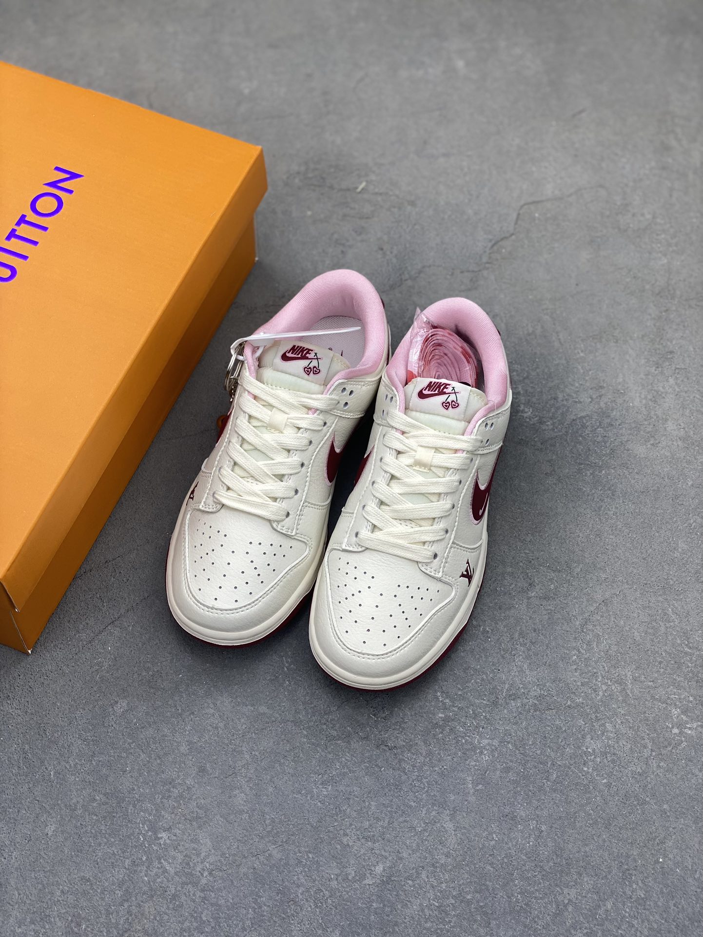 Nike SB Dunk Low Valentine's Day Cherry Sneakers Anniversary Edition 9 i1722624492 5899 6