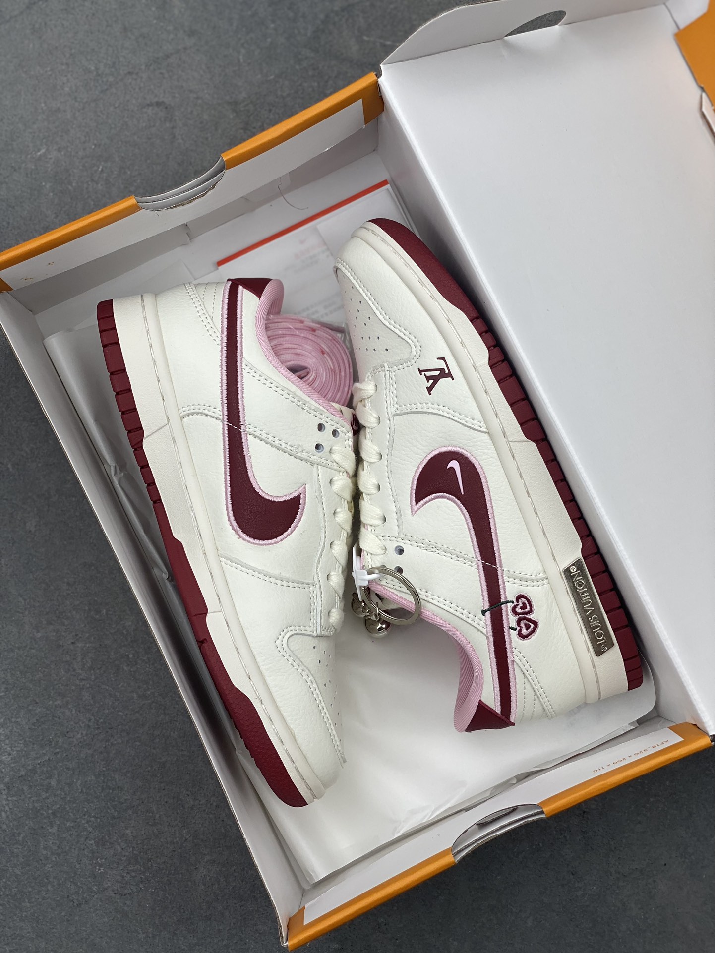 Nike SB Dunk Low Valentine's Day Cherry Sneakers Anniversary Edition 10 i1722624492 6673 3