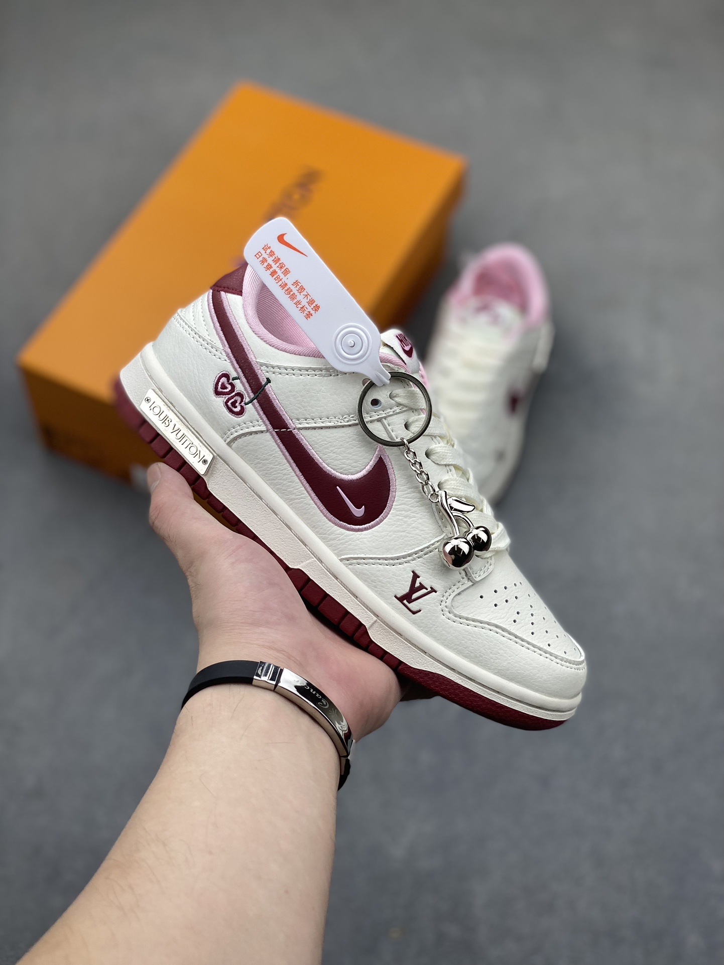 Nike SB Dunk Low Valentine's Day Cherry Sneakers Anniversary Edition 2 i1722624492 6707 5