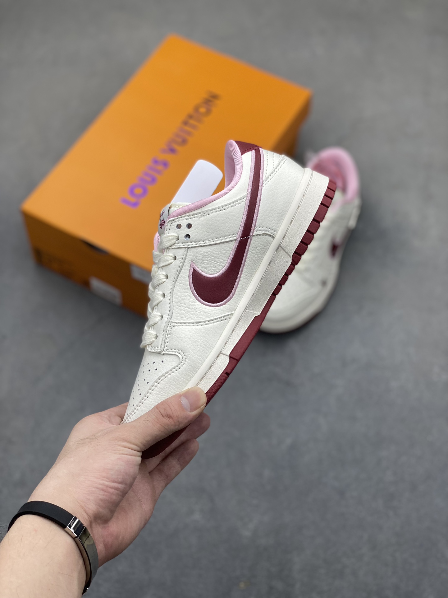 Nike SB Dunk Low Valentine's Day Cherry Sneakers Anniversary Edition 4 i1722624492 7267 2