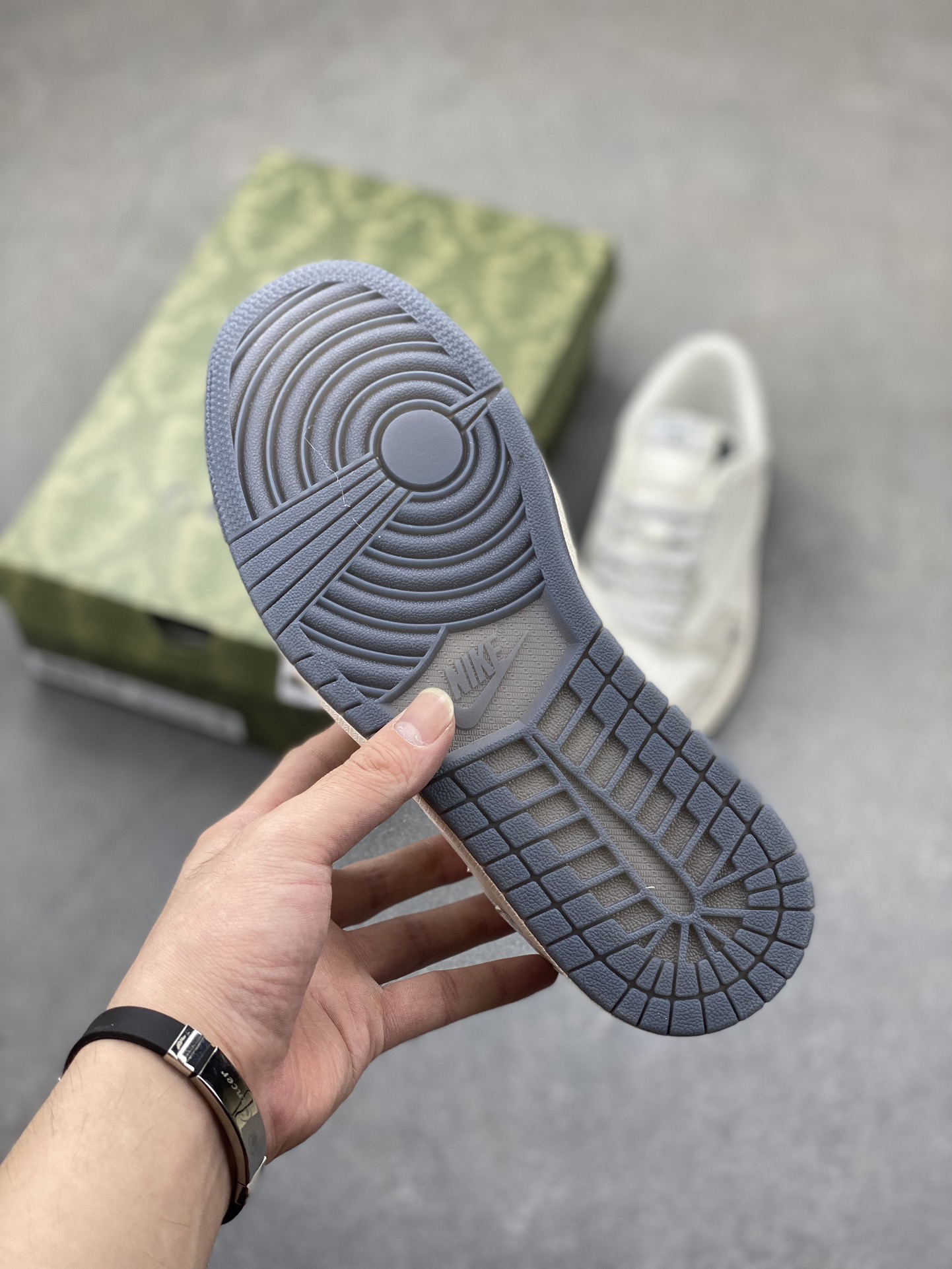 Gucci Air Jordan 1 Low OG SP "Smoke Grey" Limited Edition Sneakers 20 i1724102032 4813 3