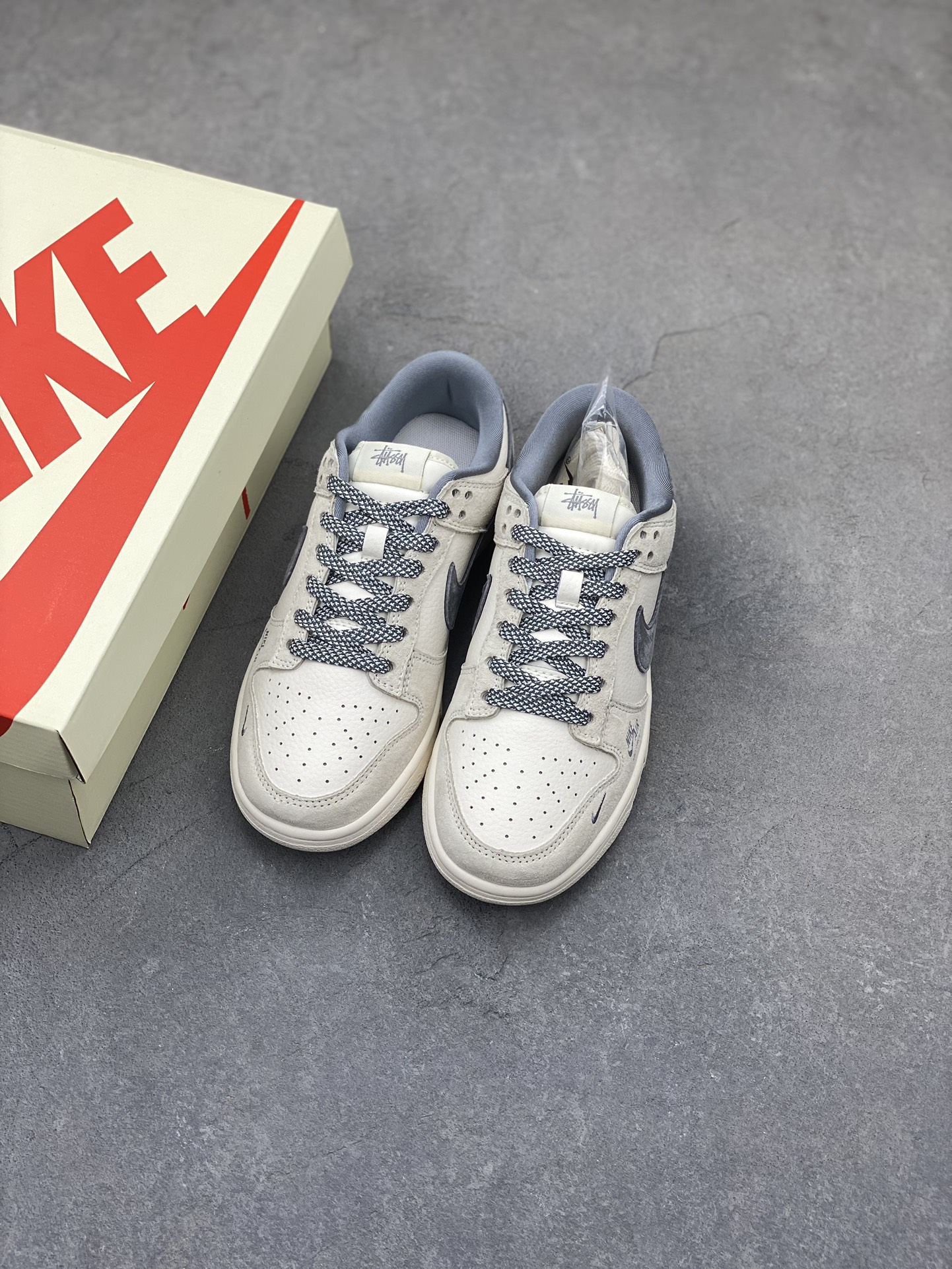 Nike SB Dunk Low Supreme x Stussy Collab Anniversary Edition Sneakers 9 i1724533056 6123 0