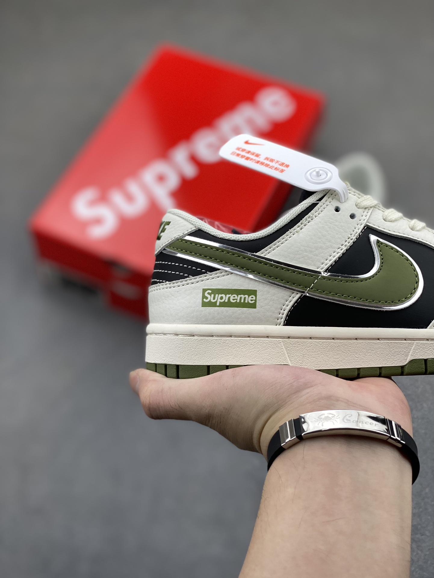 Nike SB Dunk Low x Supreme Black and Green Authentic Leather Sneakers 5 i1724873677 3058 6