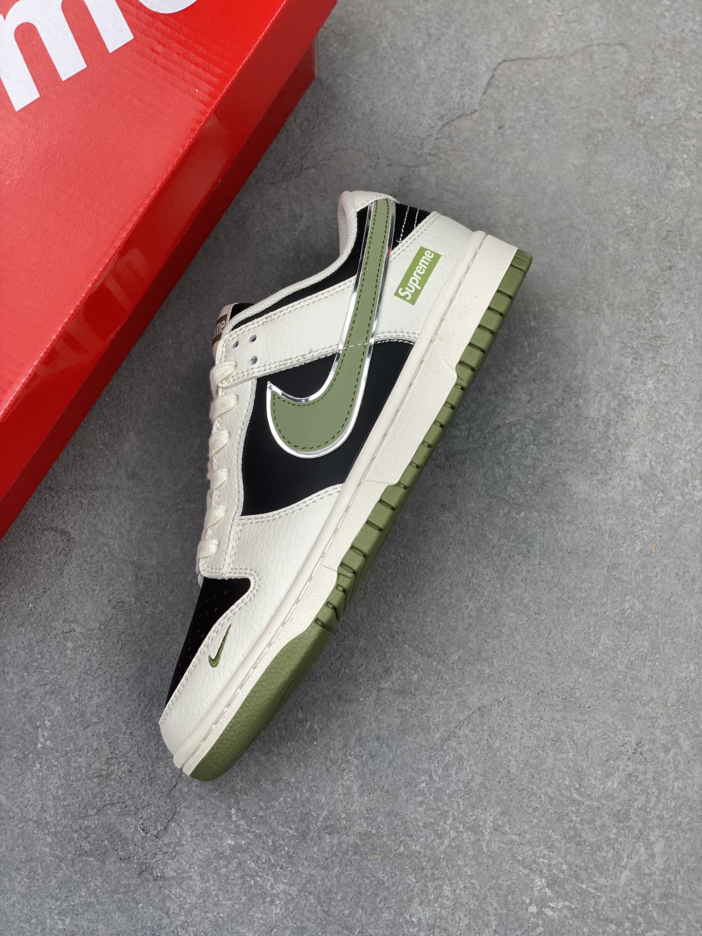 Nike SB Dunk Low x Supreme Black and Green Authentic Leather Sneakers 7 i1724873677 8417 5