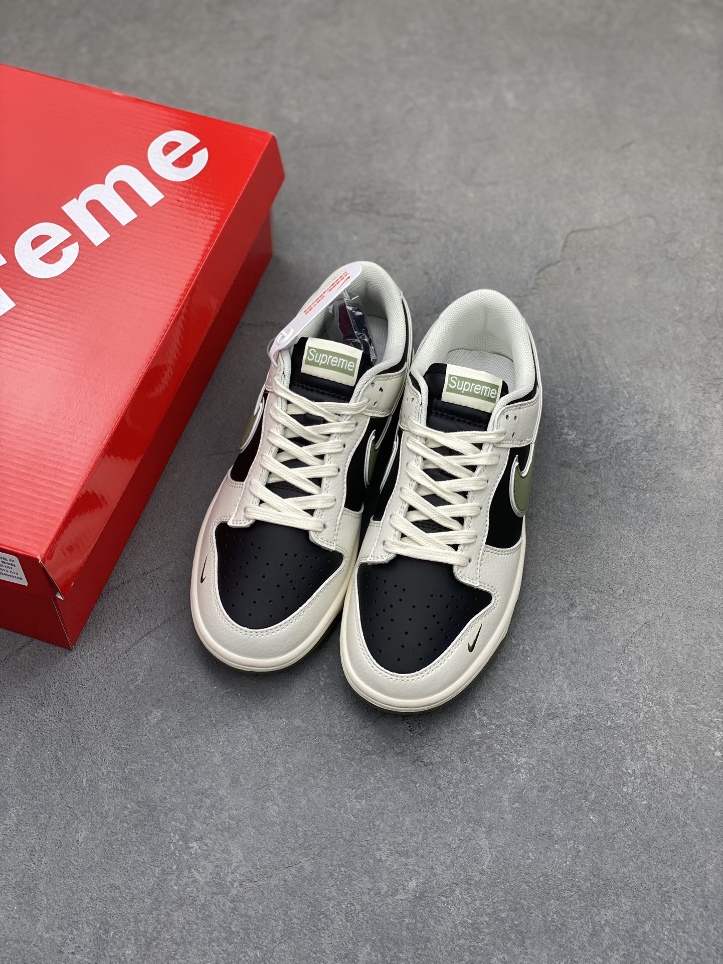 Nike SB Dunk Low x Supreme Black and Green Authentic Leather Sneakers 8 i1724873677 9854 7