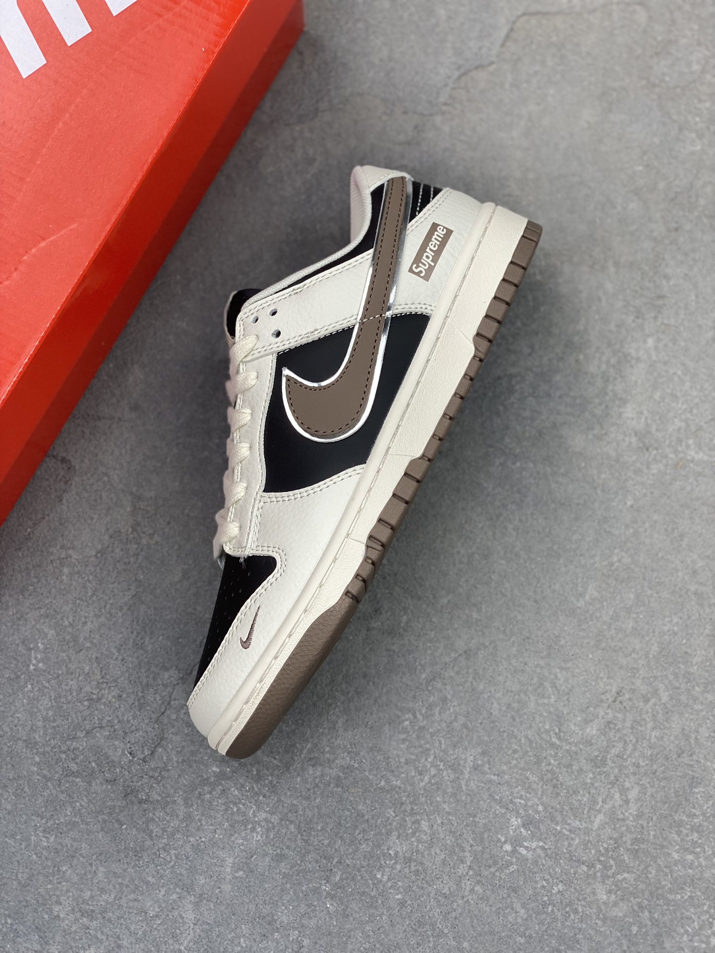 Nike SB Dunk Low x Supreme: Premium Comfort, Stylish Design - Available Now! 7 i1725224585 1504 5