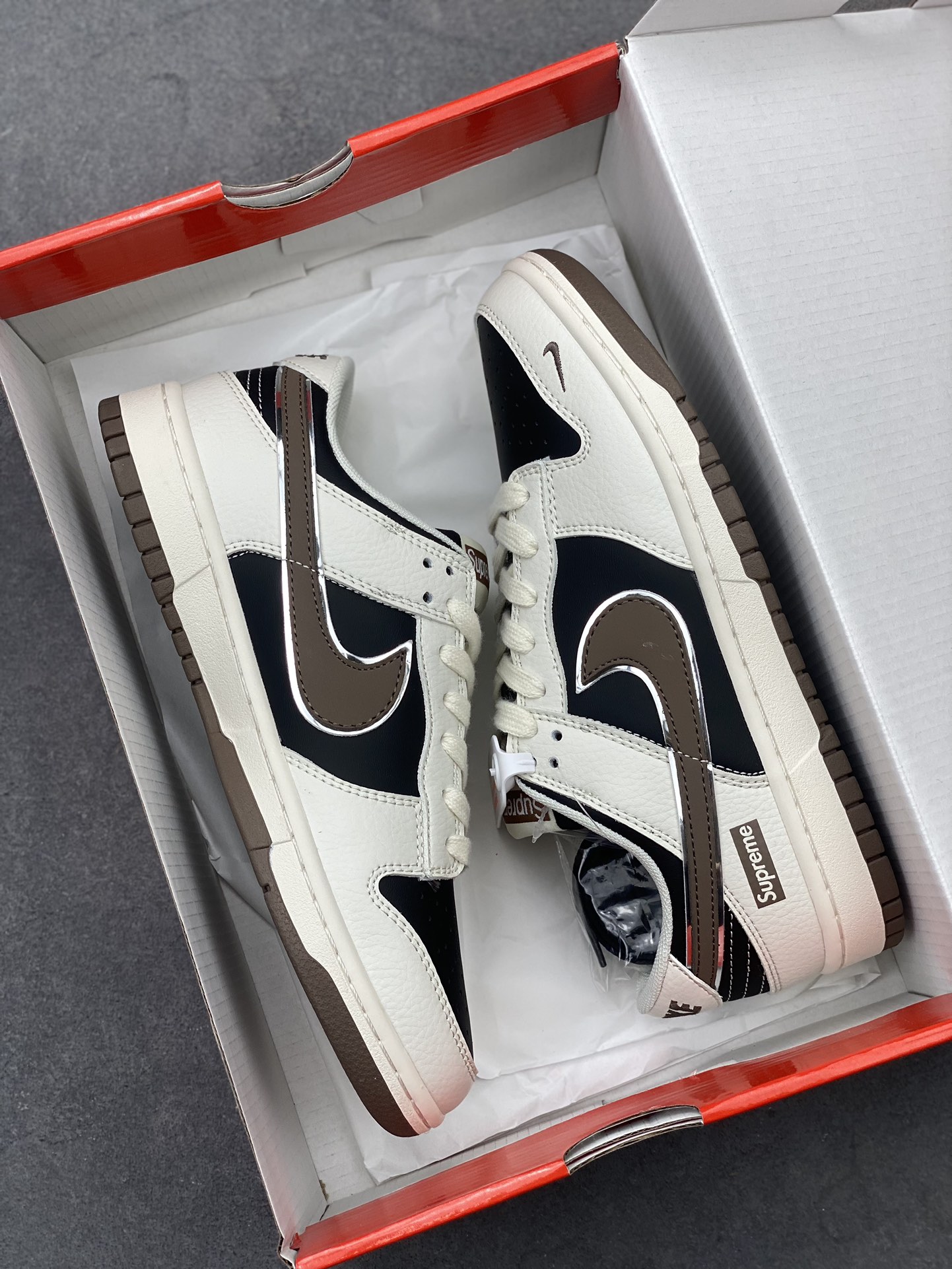 Nike SB Dunk Low x Supreme: Premium Comfort, Stylish Design - Available Now! 9 i1725224585 2284 2