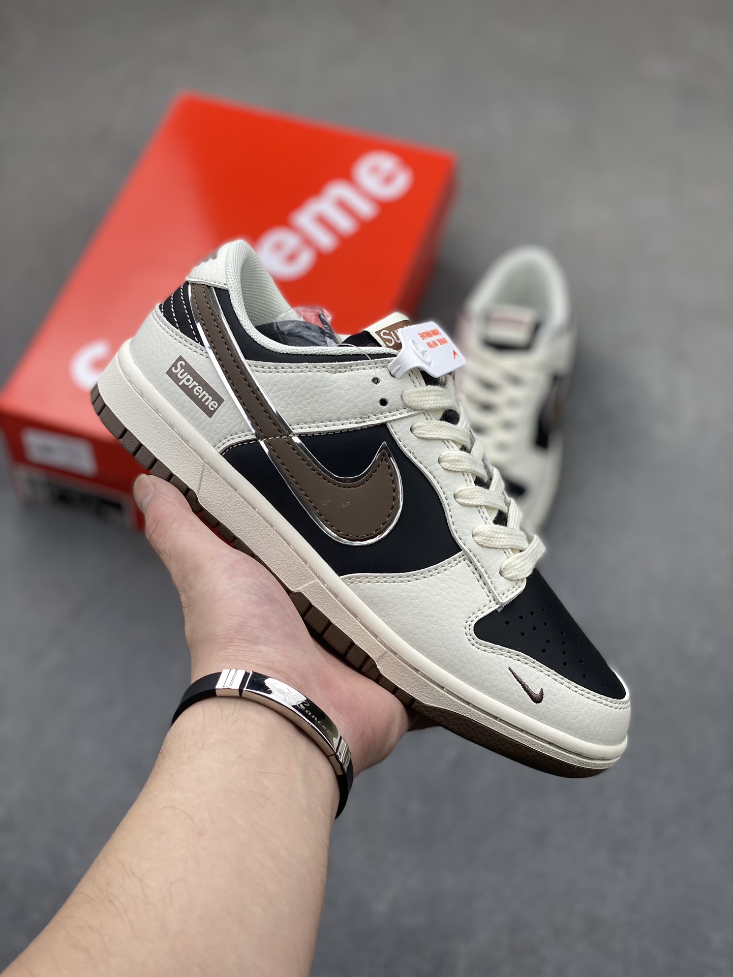 Nike SB Dunk Low x Supreme: Premium Comfort, Stylish Design - Available Now! 1 i1725224585 4039 0