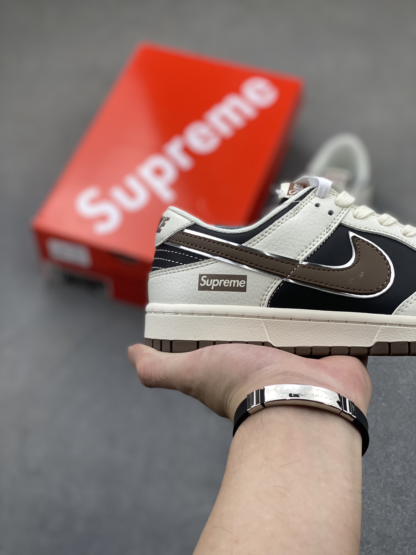 Nike SB Dunk Low x Supreme: Premium Comfort, Stylish Design - Available Now! 5 i1725224585 5036 6