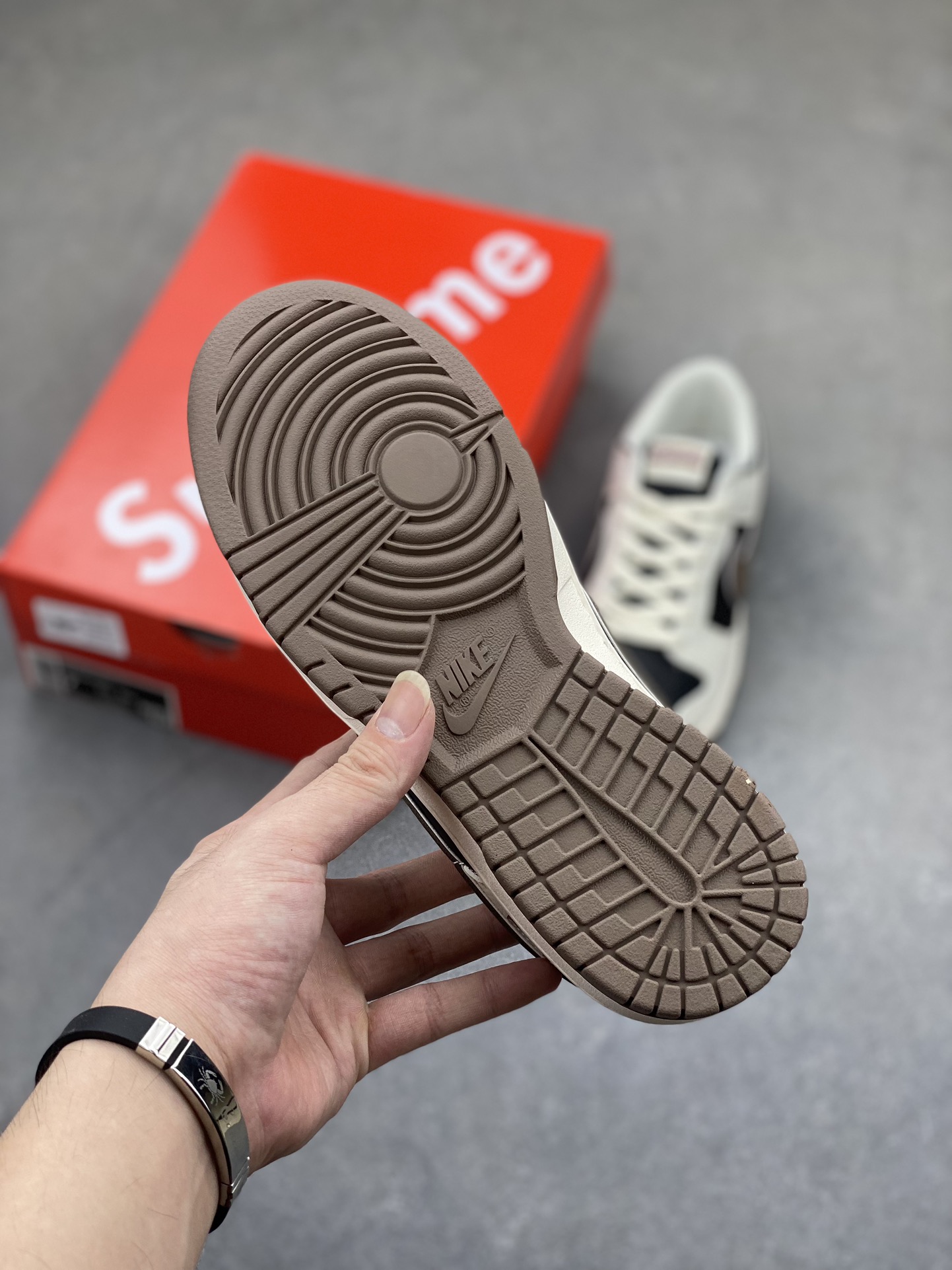 Nike SB Dunk Low x Supreme: Premium Comfort, Stylish Design - Available Now! 6 i1725224585 8232 3