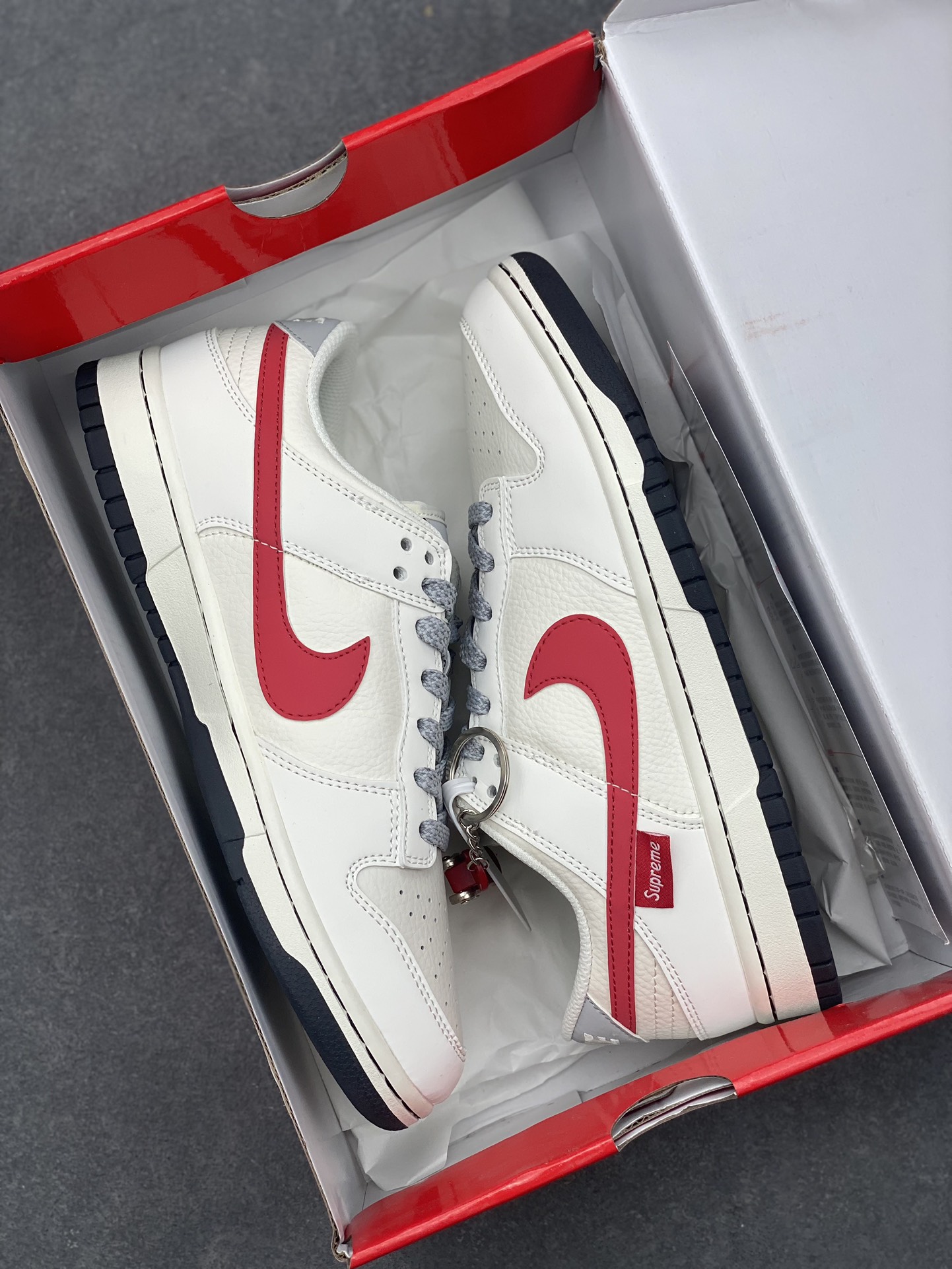Nike Dunk Low Supreme Collab: Street Style Skate Shoes with Zoom Air Cushioning 10 i1726346009 521 2