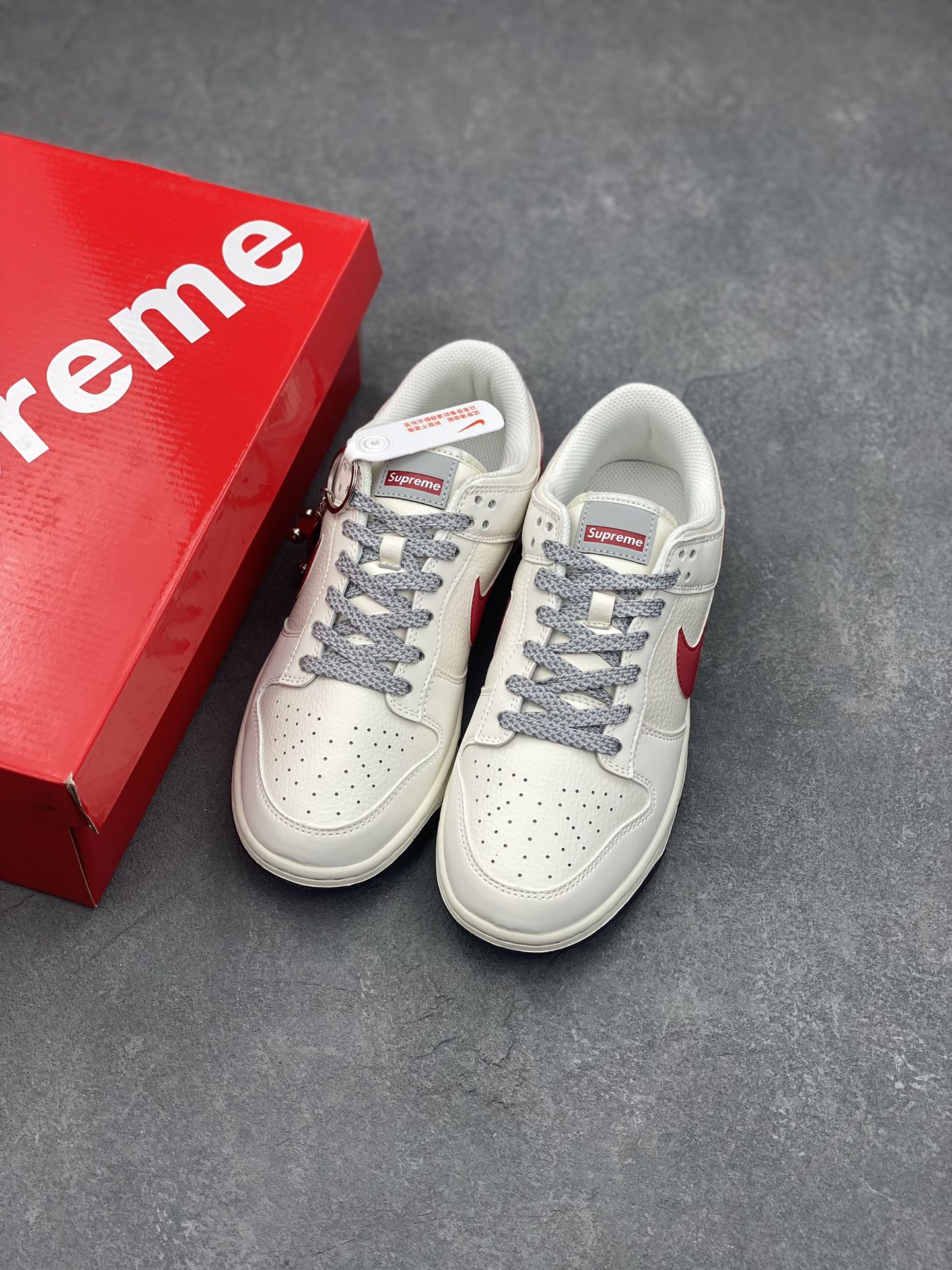 Nike Dunk Low Supreme Collab: Street Style Skate Shoes with Zoom Air Cushioning 9 i1726346009 6140 5