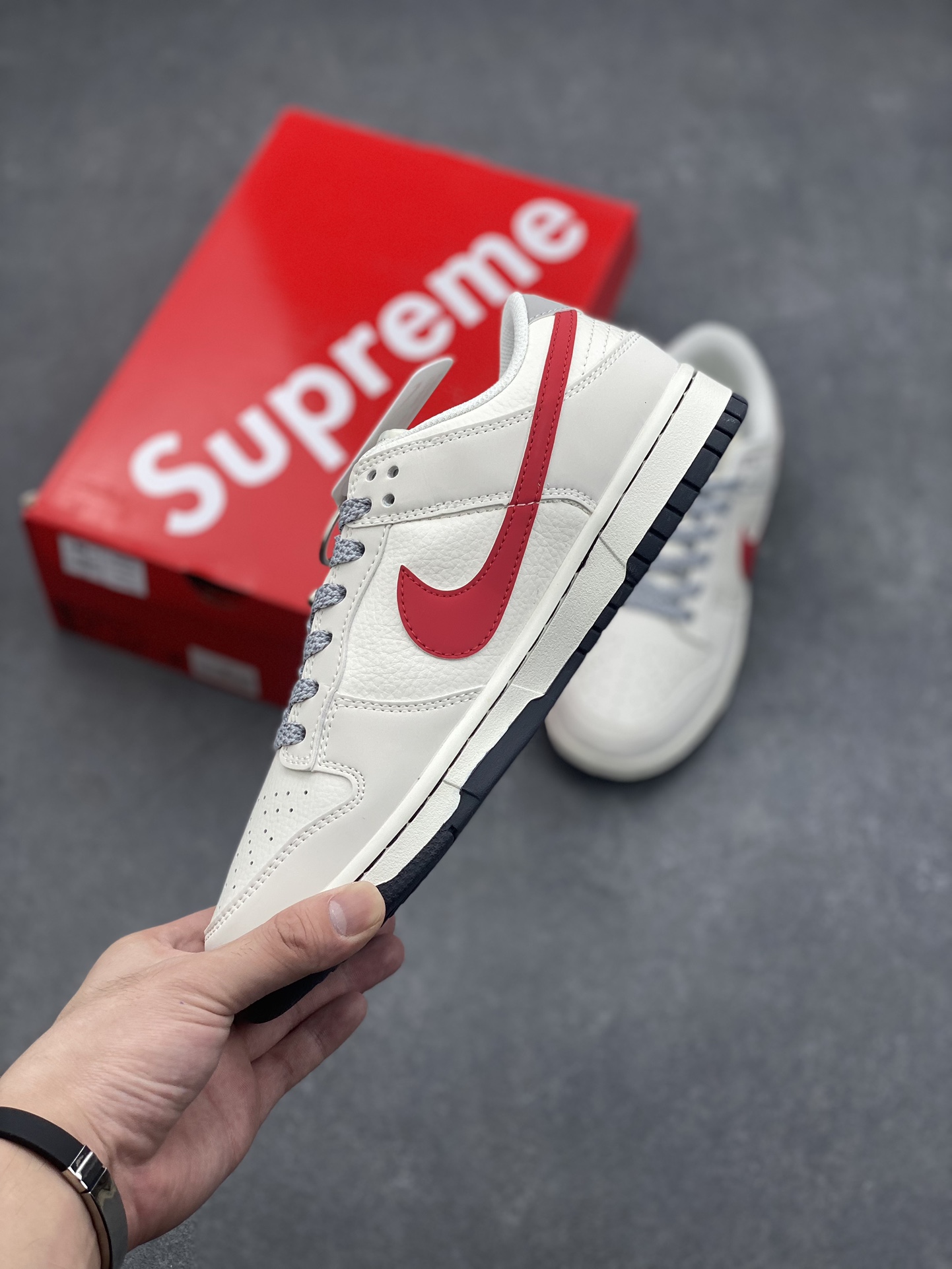 Nike Dunk Low Supreme Collab: Street Style Skate Shoes with Zoom Air Cushioning 4 i1726346009 7775 0