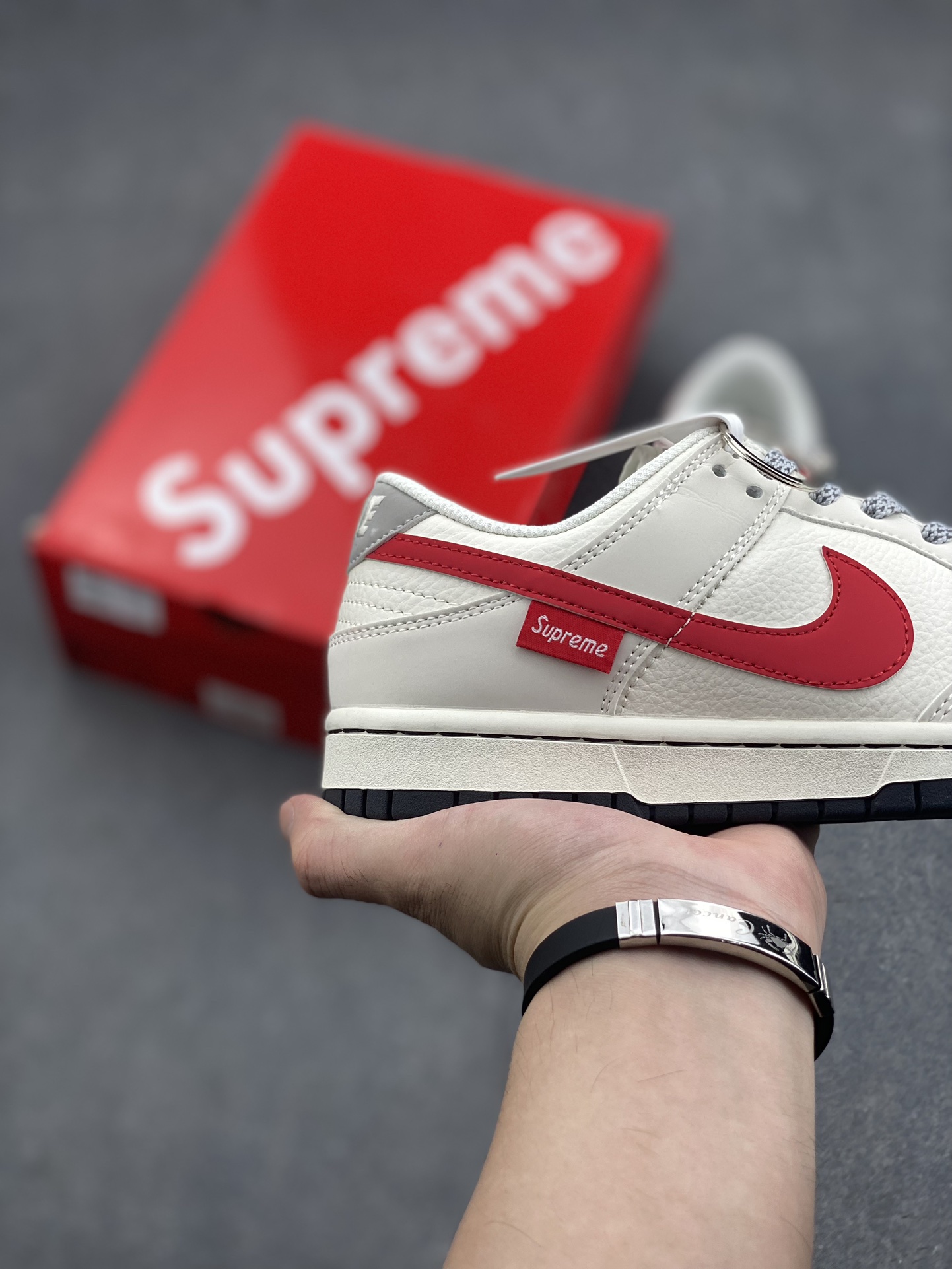 Nike Dunk Low Supreme Collab: Street Style Skate Shoes with Zoom Air Cushioning 6 i1726346009 8708 3
