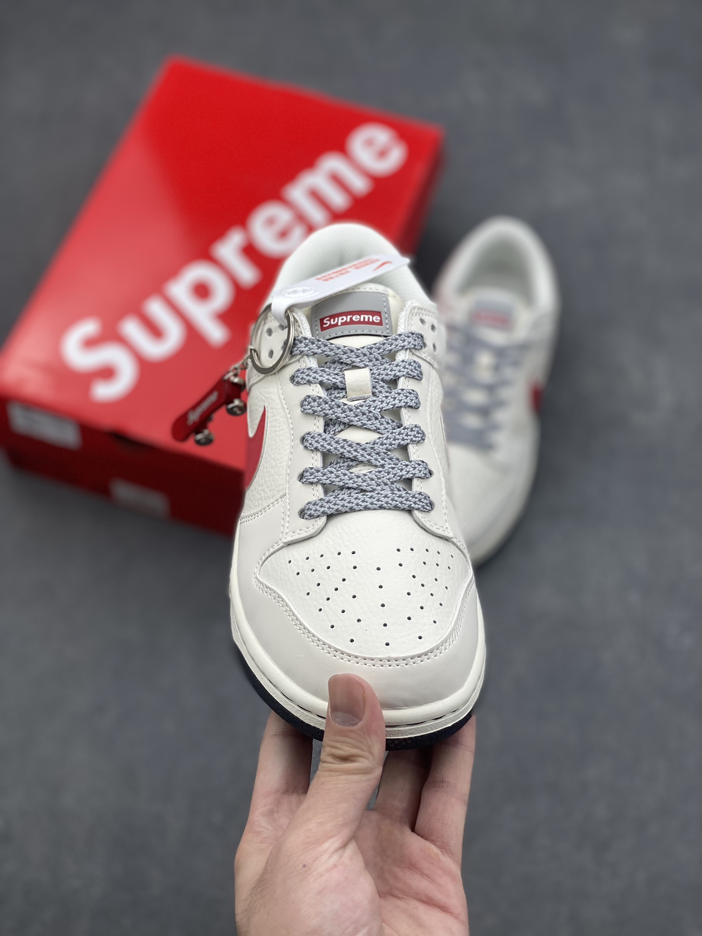 Nike Dunk Low Supreme Collab: Street Style Skate Shoes with Zoom Air Cushioning 3 i1726346009 9030 1