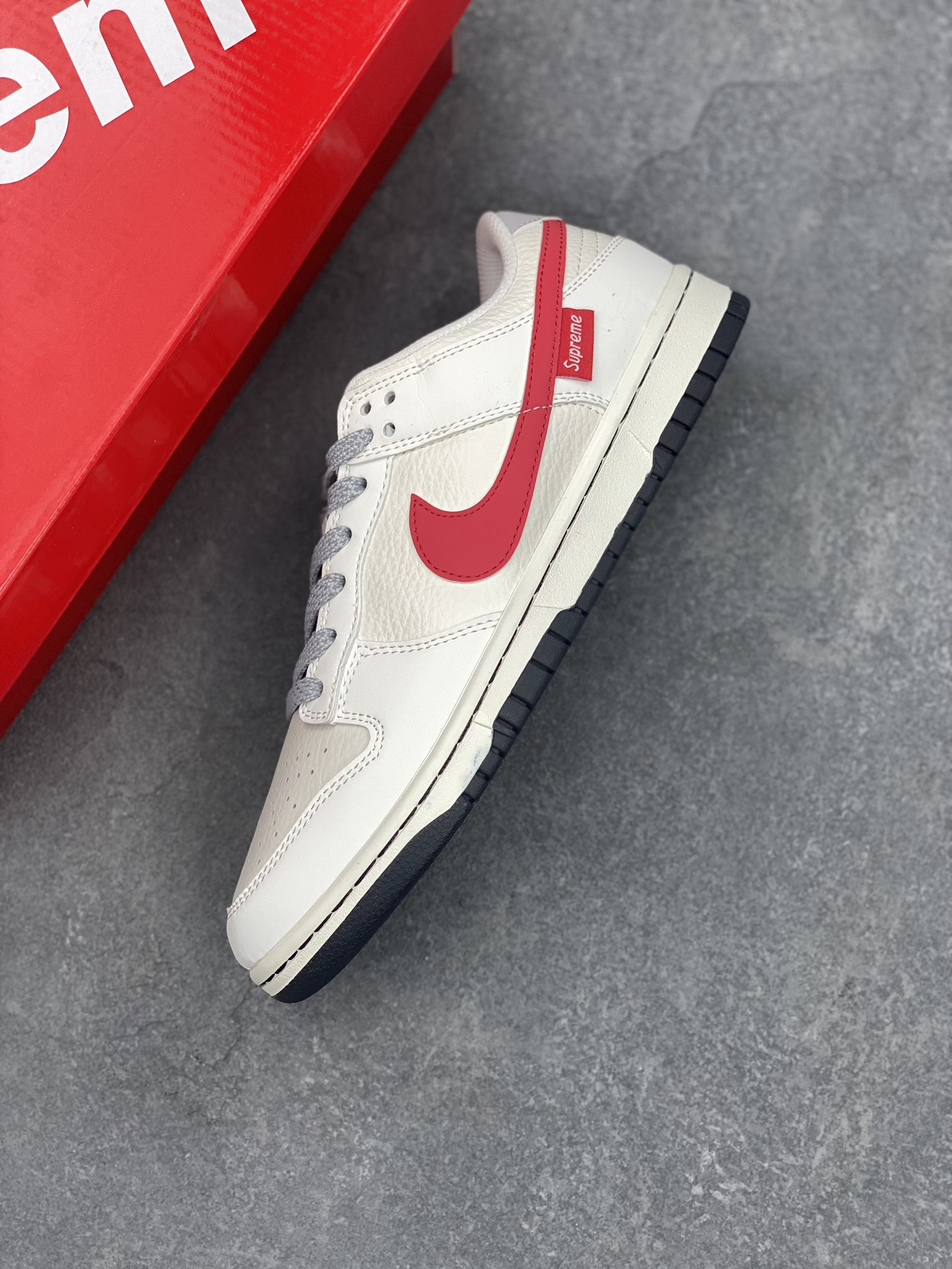 Nike Dunk Low Supreme Collab: Street Style Skate Shoes with Zoom Air Cushioning 8 i1726346010 6623 8