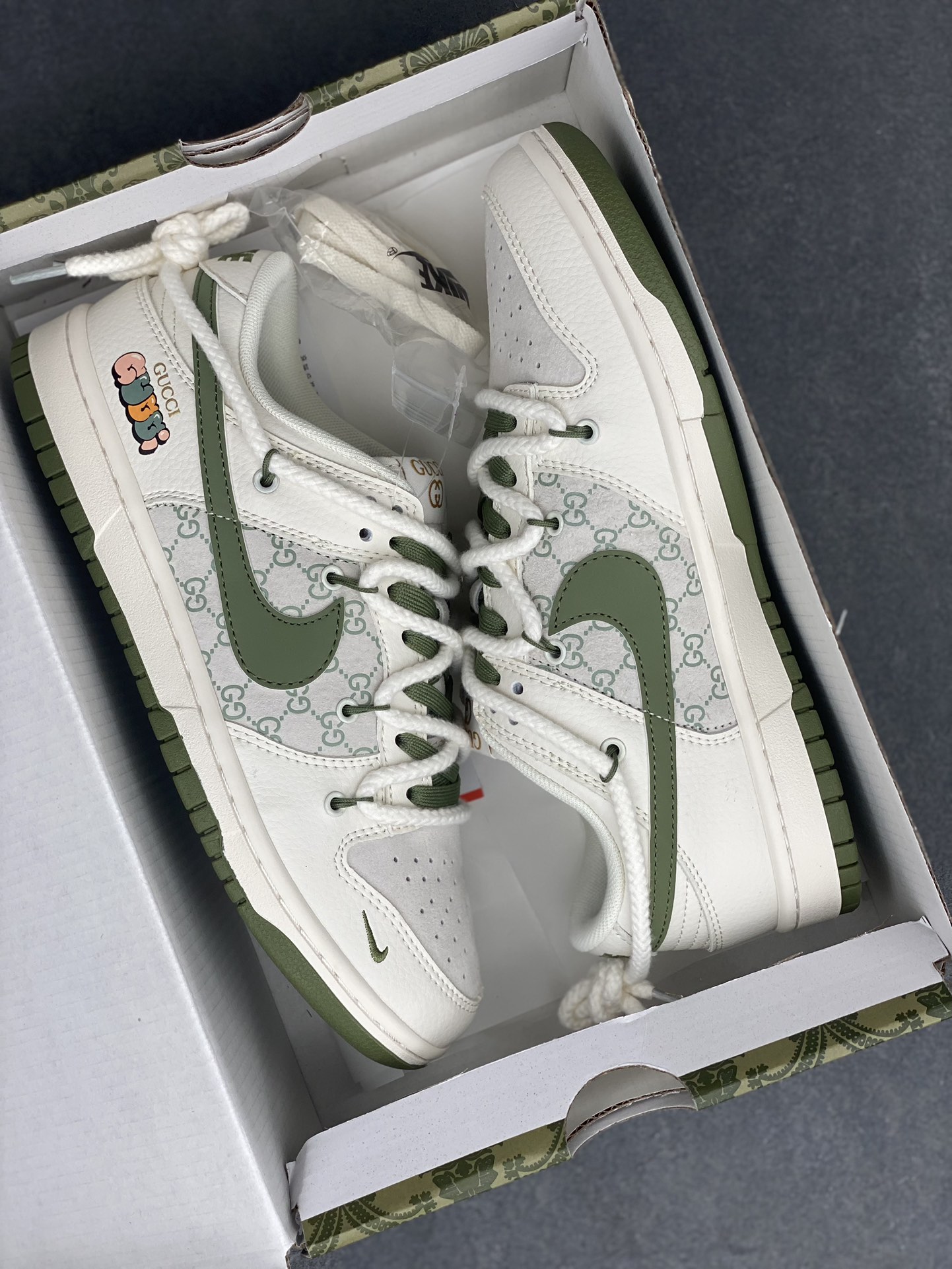 Nike SB Dunk Low Gucci Collaboration Sneakers - Limited Edition Style 10 i1726421818 7293 0