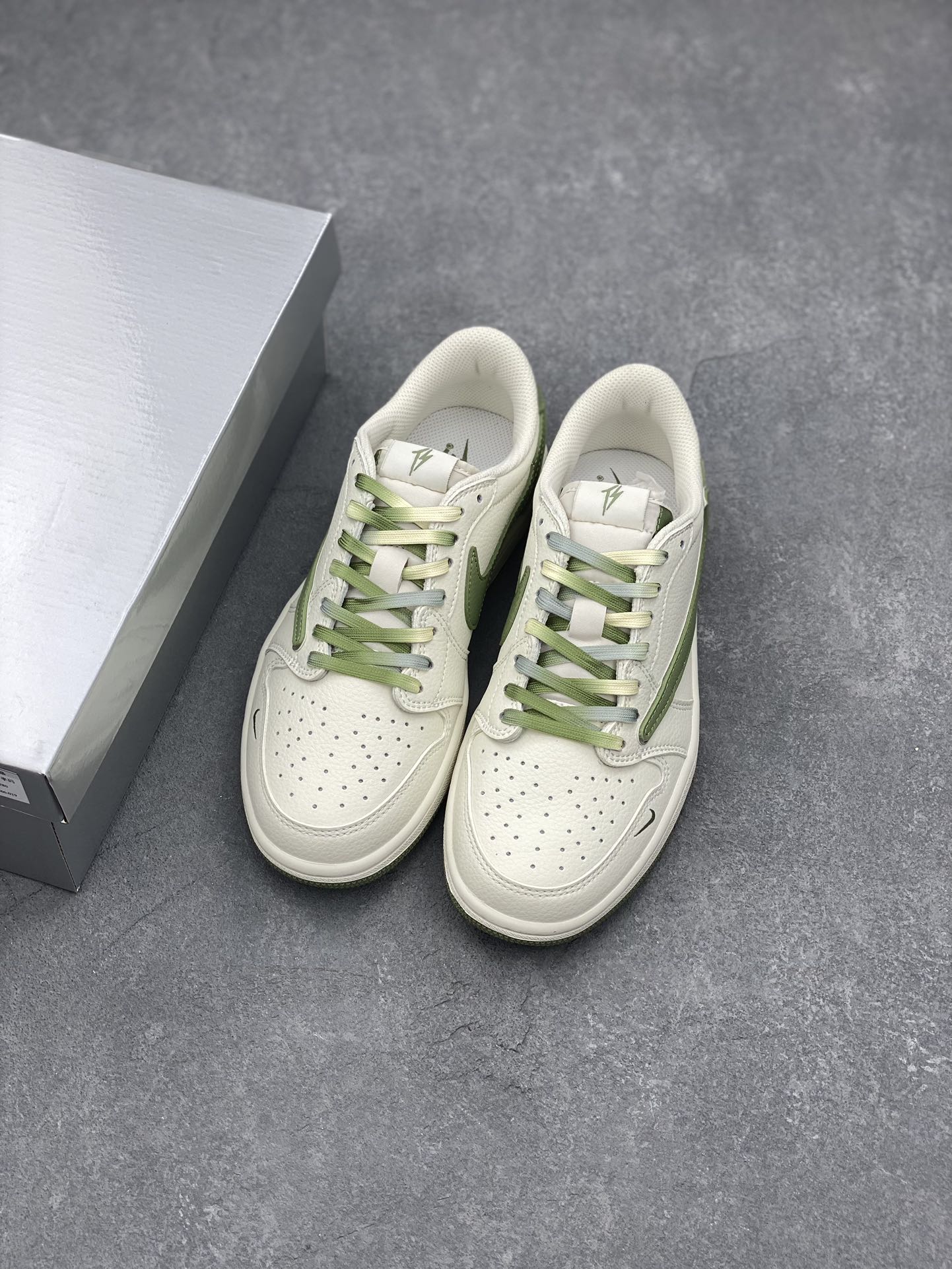 Travis Scott x Fragment Design Air Jordan 1 Low OG SP "Sail Green" 8 i1726938380 2747 6
