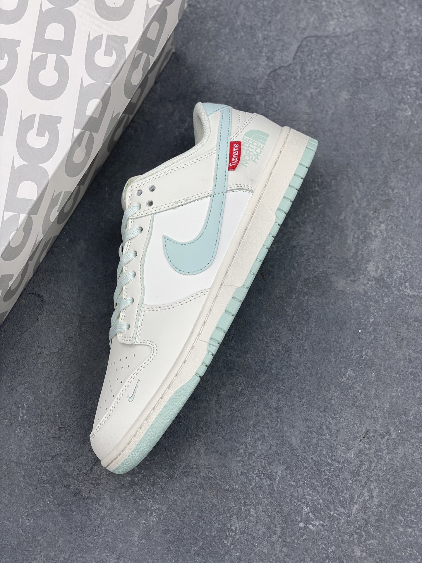 Nike SB Dunk Low The North Face Supreme Bamboo Green - Limited Edition 8 i1727023104 1661 6