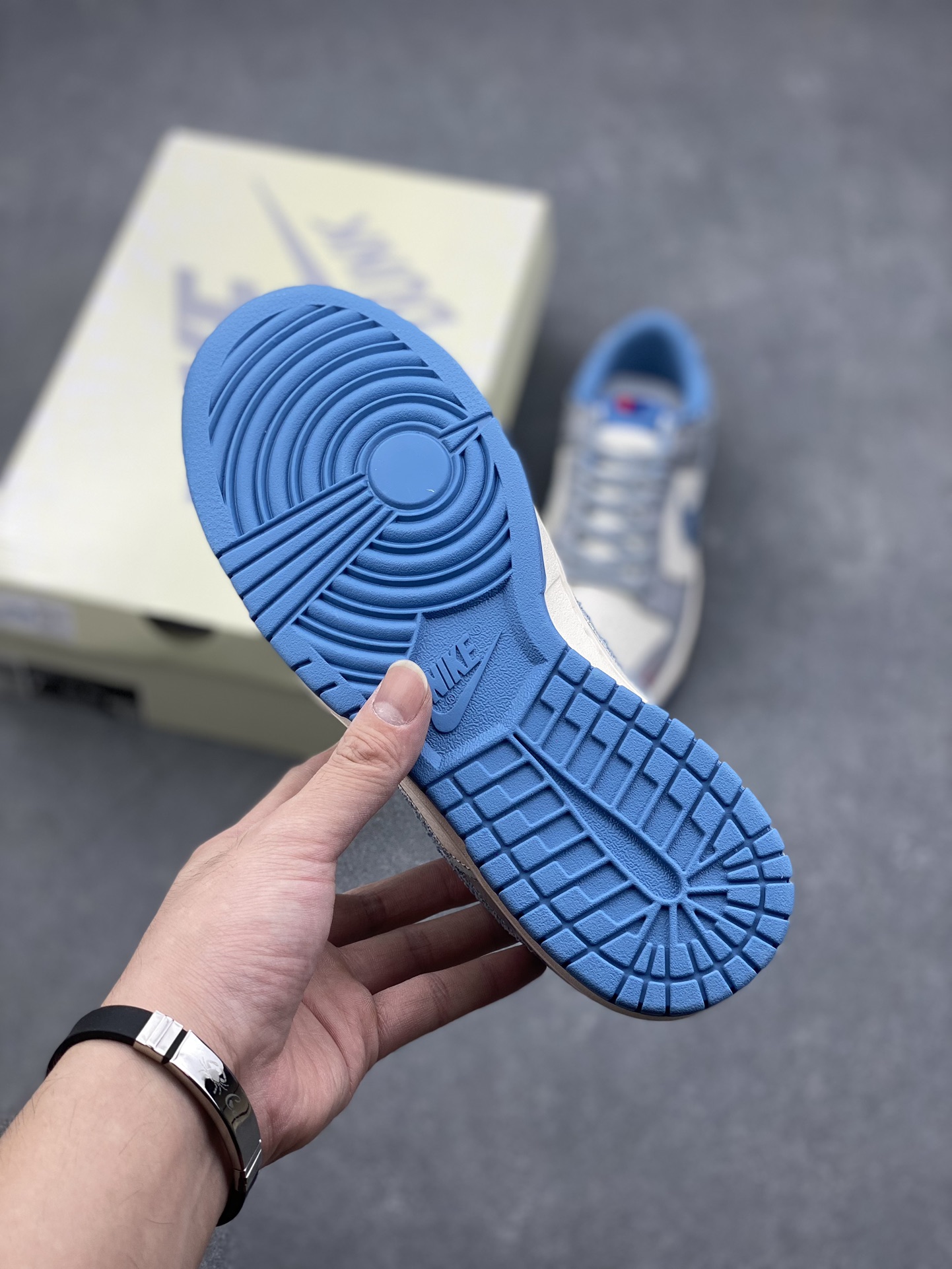 工厂套现🎉 福利特价💰100
原本地280版本
海外爆款限量发售!Nike SB Dunk Low &AMBUSH&BAPE联名——米白大黑勾” 周年高端定制 低帮休闲板鞋 定制鞋盒 大厂纯原品质出货 超高清洁度 皮料切割干净无任何毛边 细节完美
货号:XX9922-022
Size:36 36.5 37.5 38 38.5 39 40 40.5 41 42 42.5 43 44 44.5 45