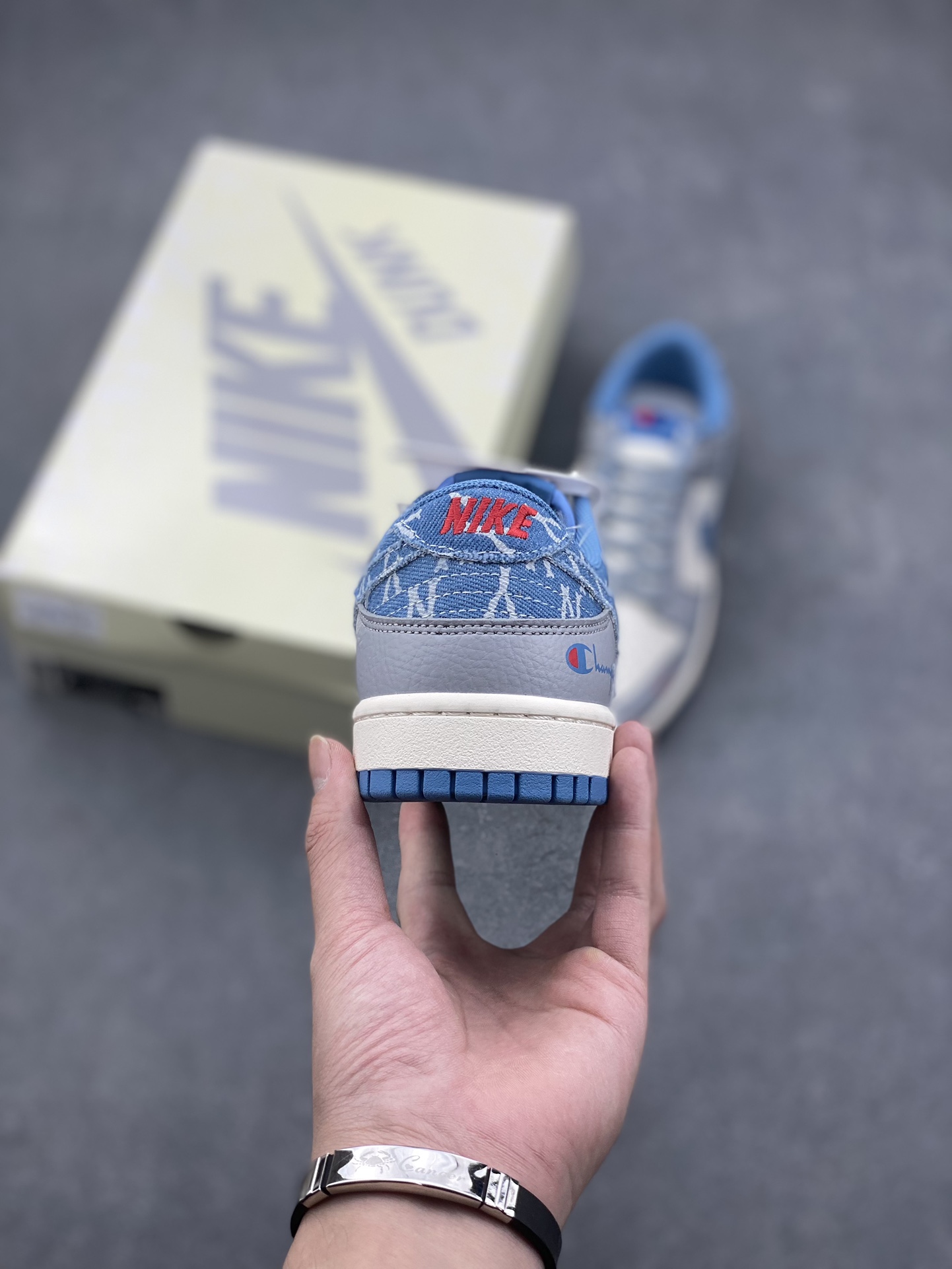 工厂套现🎉 福利特价💰100
原本地280版本
海外爆款限量发售!Nike SB Dunk Low &AMBUSH&BAPE联名——米白大黑勾” 周年高端定制 低帮休闲板鞋 定制鞋盒 大厂纯原品质出货 超高清洁度 皮料切割干净无任何毛边 细节完美
货号:XX9922-022
Size:36 36.5 37.5 38 38.5 39 40 40.5 41 42 42.5 43 44 44.5 45