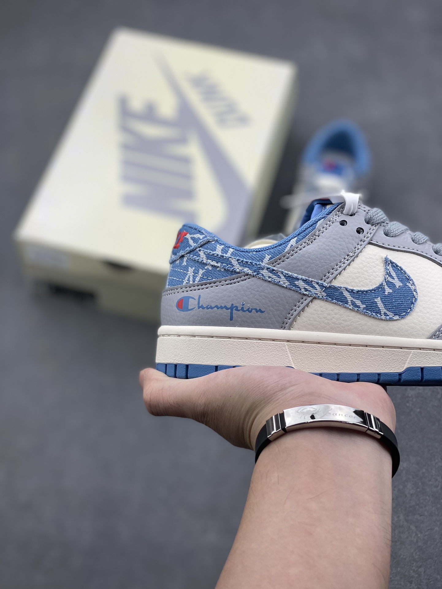 工厂套现🎉 福利特价💰100
原本地280版本
海外爆款限量发售!Nike SB Dunk Low &AMBUSH&BAPE联名——米白大黑勾” 周年高端定制 低帮休闲板鞋 定制鞋盒 大厂纯原品质出货 超高清洁度 皮料切割干净无任何毛边 细节完美
货号:XX9922-022
Size:36 36.5 37.5 38 38.5 39 40 40.5 41 42 42.5 43 44 44.5 45