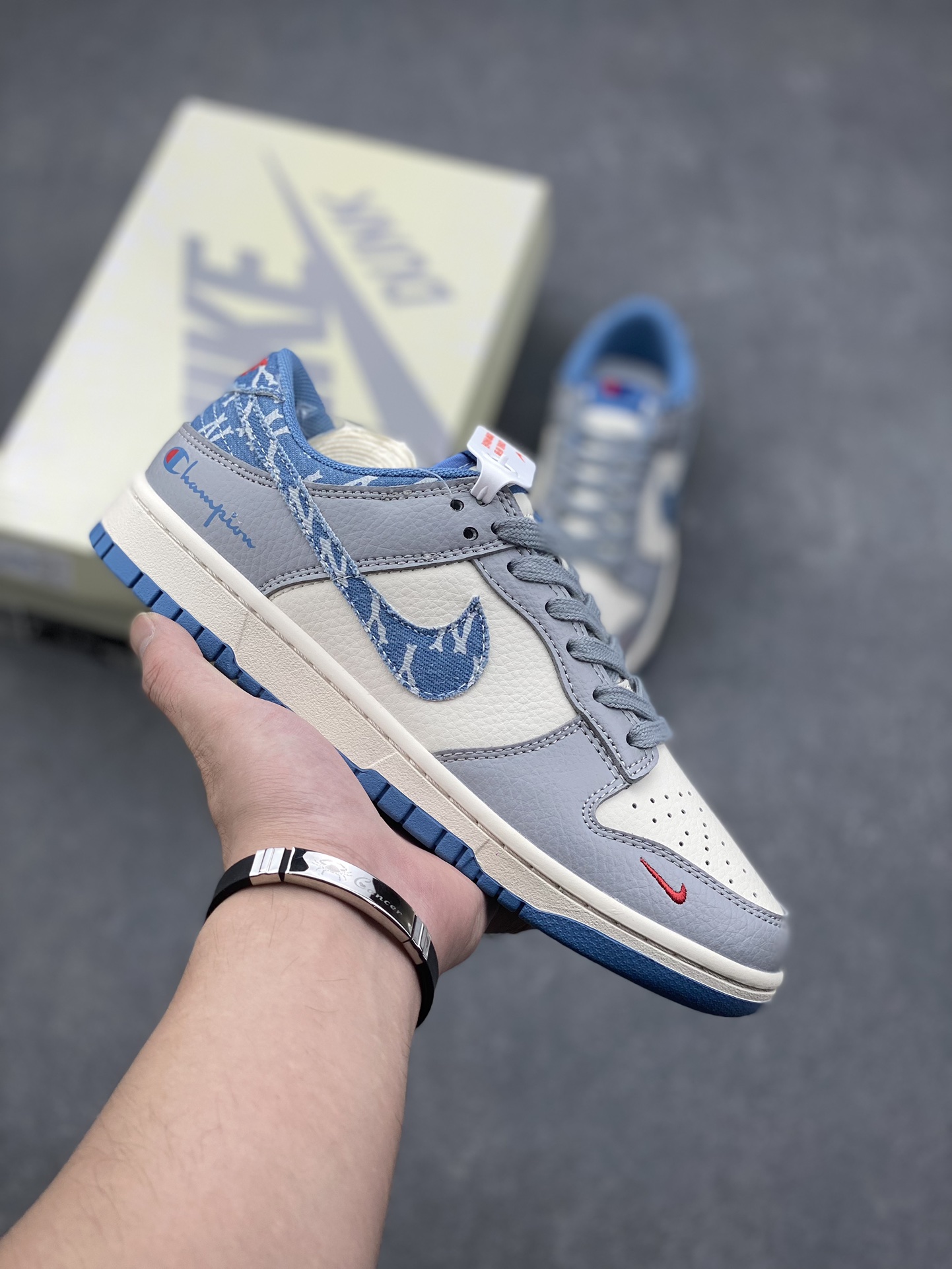 工厂套现🎉 福利特价💰100
原本地280版本
海外爆款限量发售!Nike SB Dunk Low &AMBUSH&BAPE联名——米白大黑勾” 周年高端定制 低帮休闲板鞋 定制鞋盒 大厂纯原品质出货 超高清洁度 皮料切割干净无任何毛边 细节完美
货号:XX9922-022
Size:36 36.5 37.5 38 38.5 39 40 40.5 41 42 42.5 43 44 44.5 45