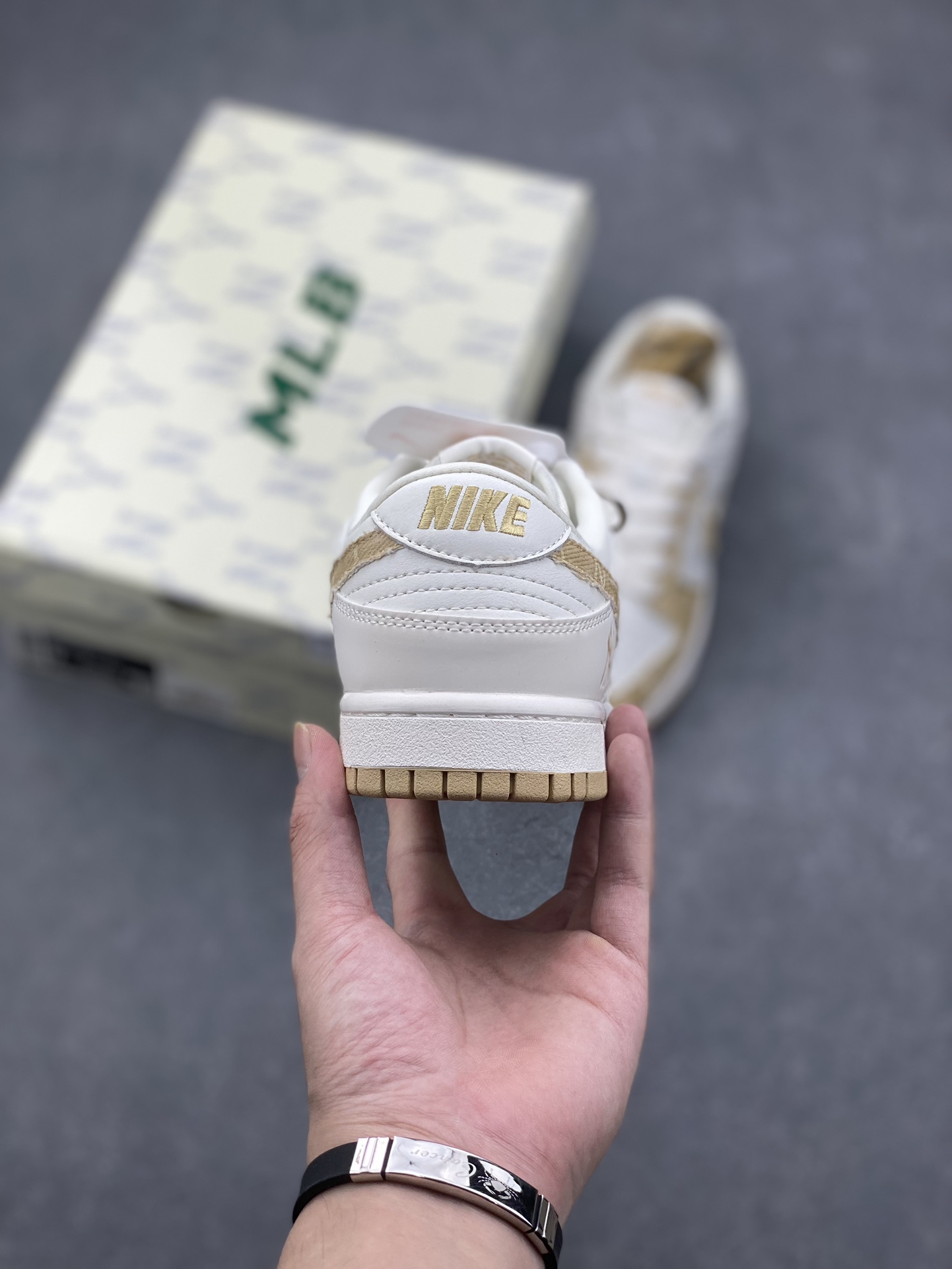 Nike SB Dunk Low MLB New York Yankees, Premium Leather, Perfect for Casual Wear 4 i1727639253 3237 2