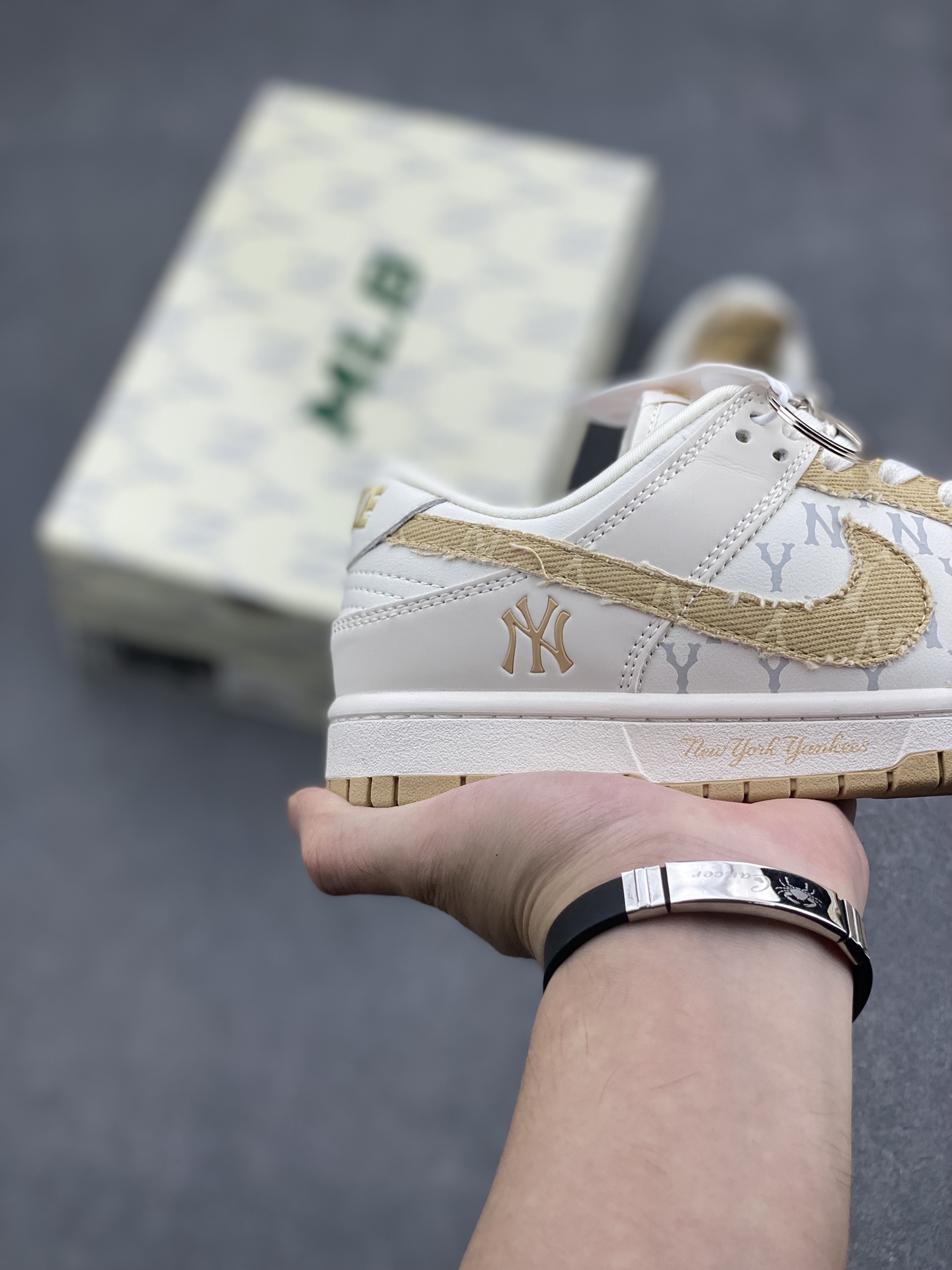 Nike SB Dunk Low MLB New York Yankees, Premium Leather, Perfect for Casual Wear 5 i1727639253 6825 5