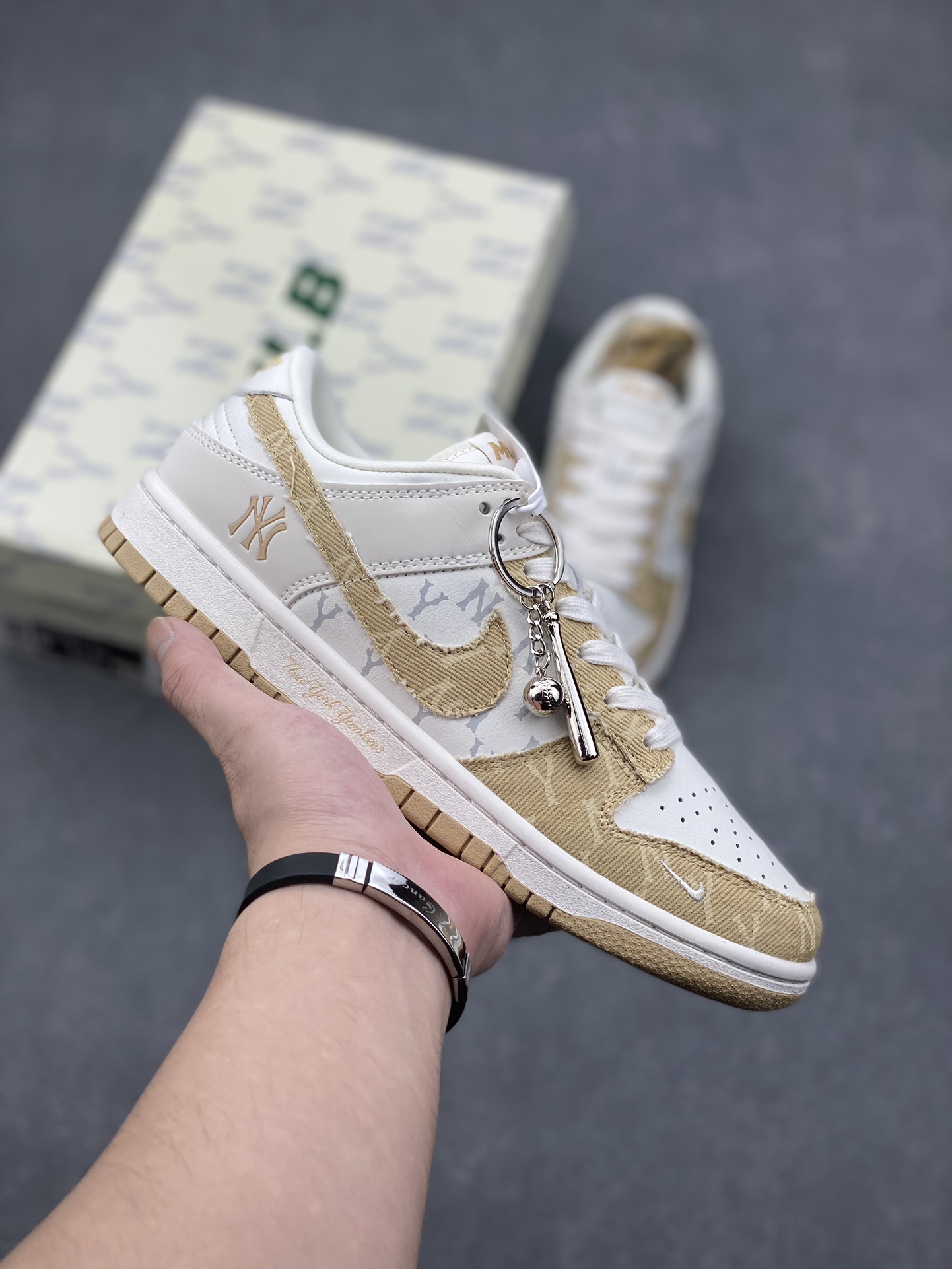 Nike SB Dunk Low MLB New York Yankees, Premium Leather, Perfect for Casual Wear 1 i1727639254 2931 8