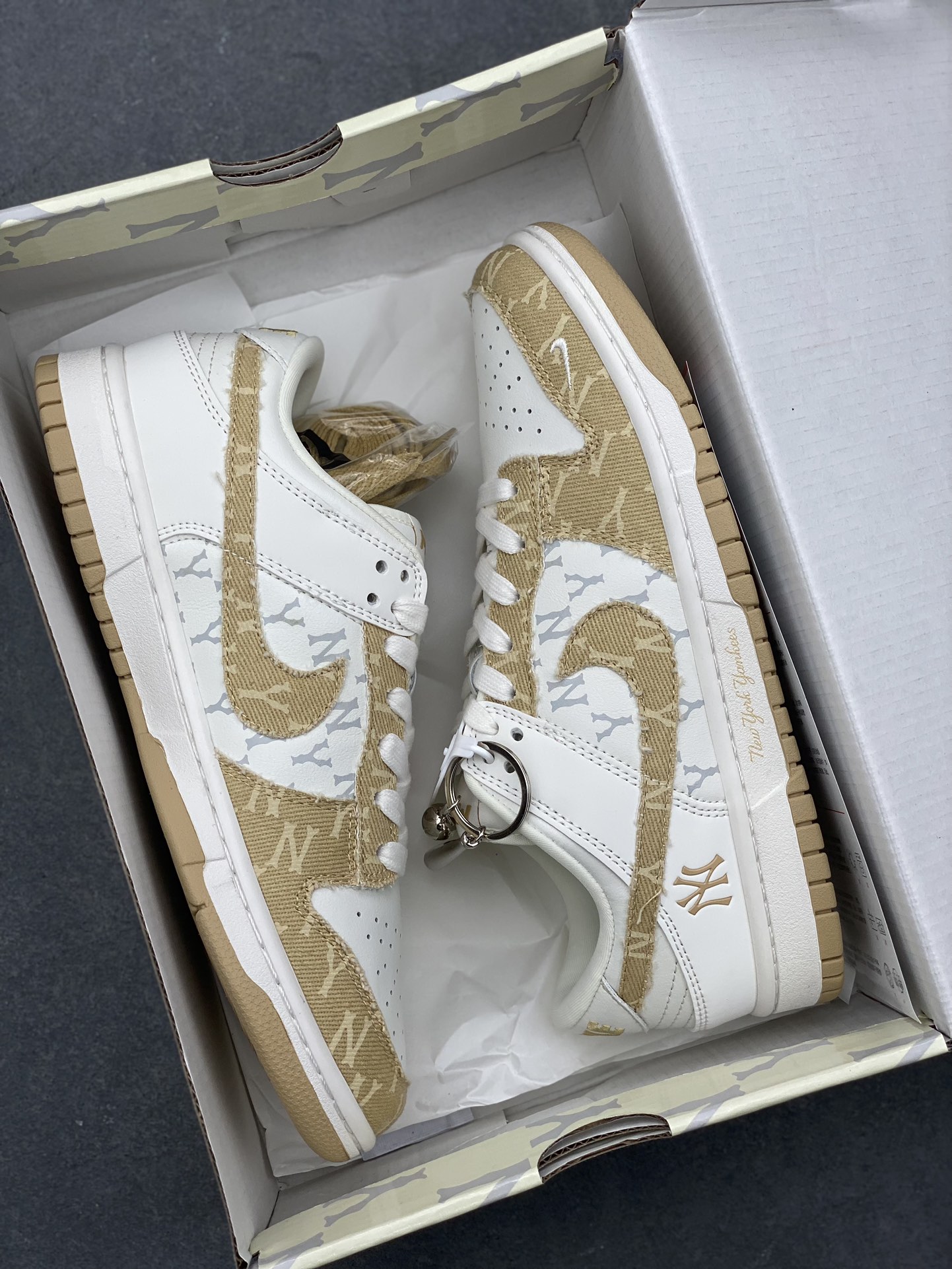 Nike SB Dunk Low MLB New York Yankees, Premium Leather, Perfect for Casual Wear 9 i1727639254 5774 6