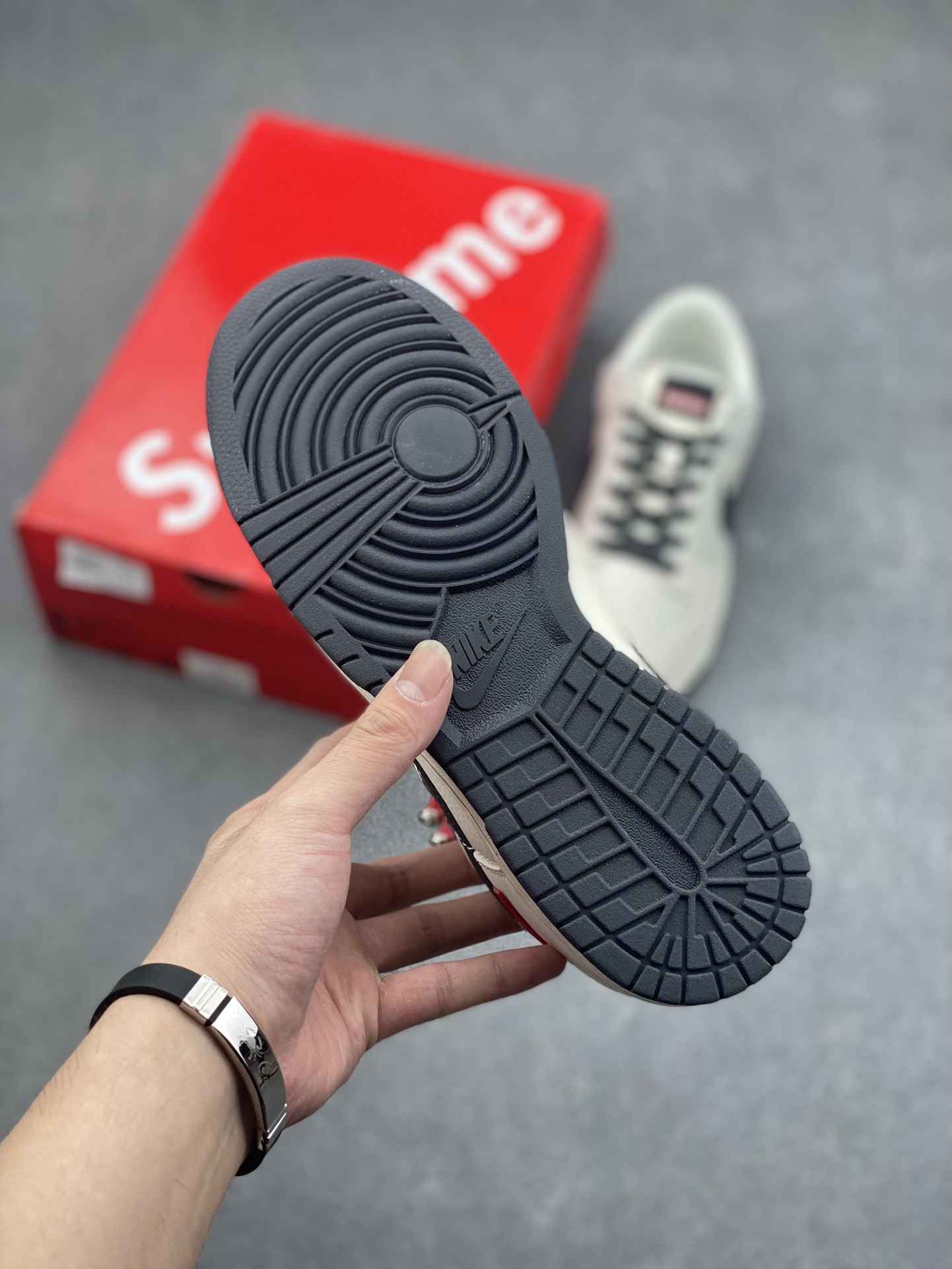 Nike Dunk Low Supreme Collaboration - Stylish Skate Shoes with Supreme Detail 6 i1728328676 27 1