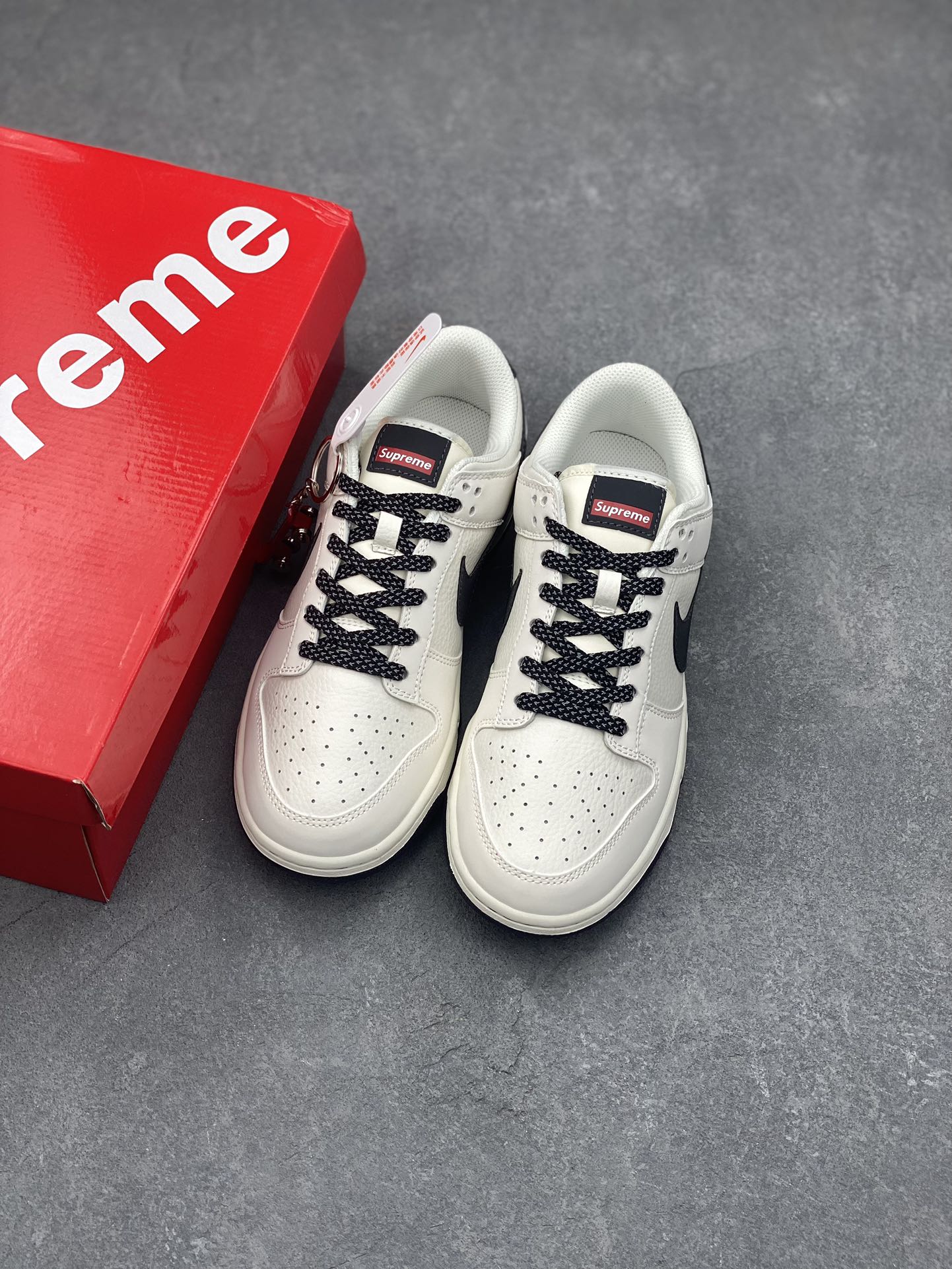Nike Dunk Low Supreme Collaboration - Stylish Skate Shoes with Supreme Detail 8 i1728328676 3781 6