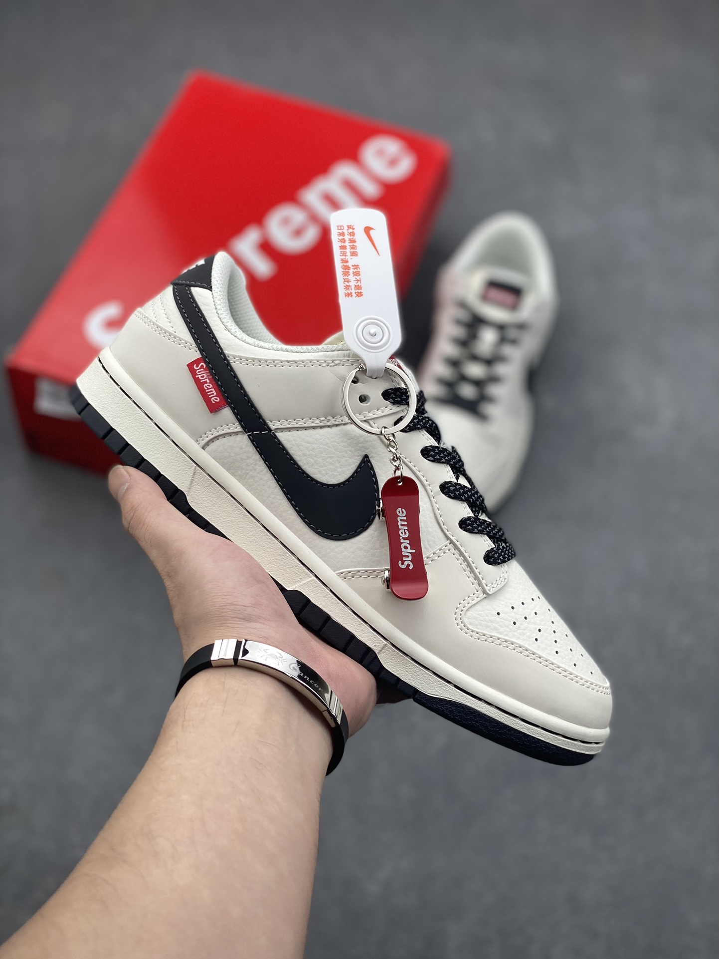 Nike Dunk Low Supreme Collaboration - Stylish Skate Shoes with Supreme Detail 1 i1728328676 5617 2