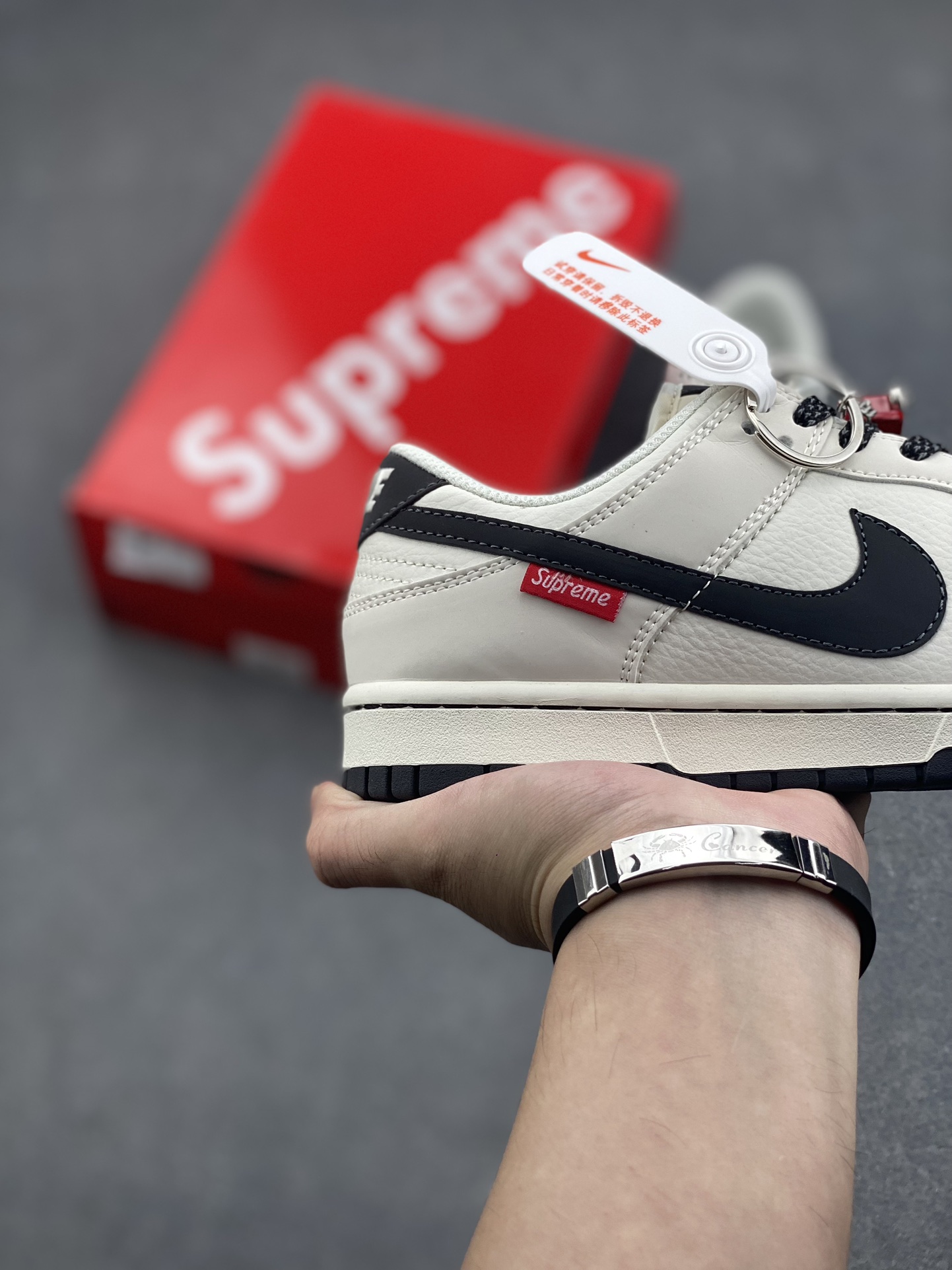 Nike Dunk Low Supreme Collaboration - Stylish Skate Shoes with Supreme Detail 5 i1728328676 5979 3