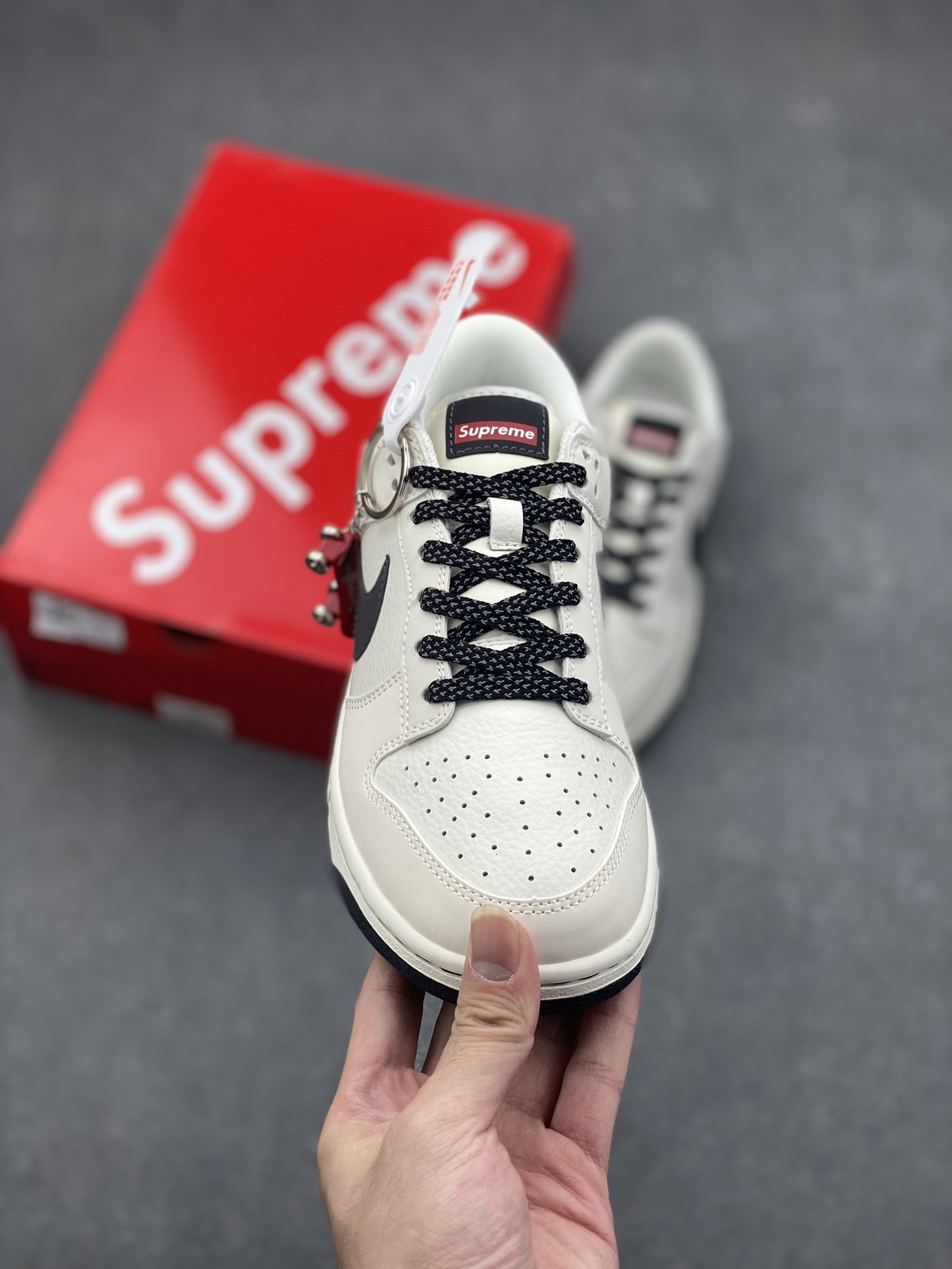 Nike Dunk Low Supreme Collaboration - Stylish Skate Shoes with Supreme Detail 2 i1728328676 6359 8
