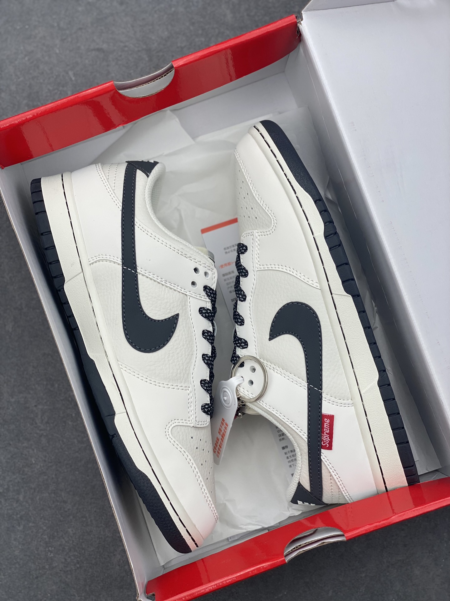 Nike Dunk Low Supreme Collaboration - Stylish Skate Shoes with Supreme Detail 9 i1728328676 9829 4