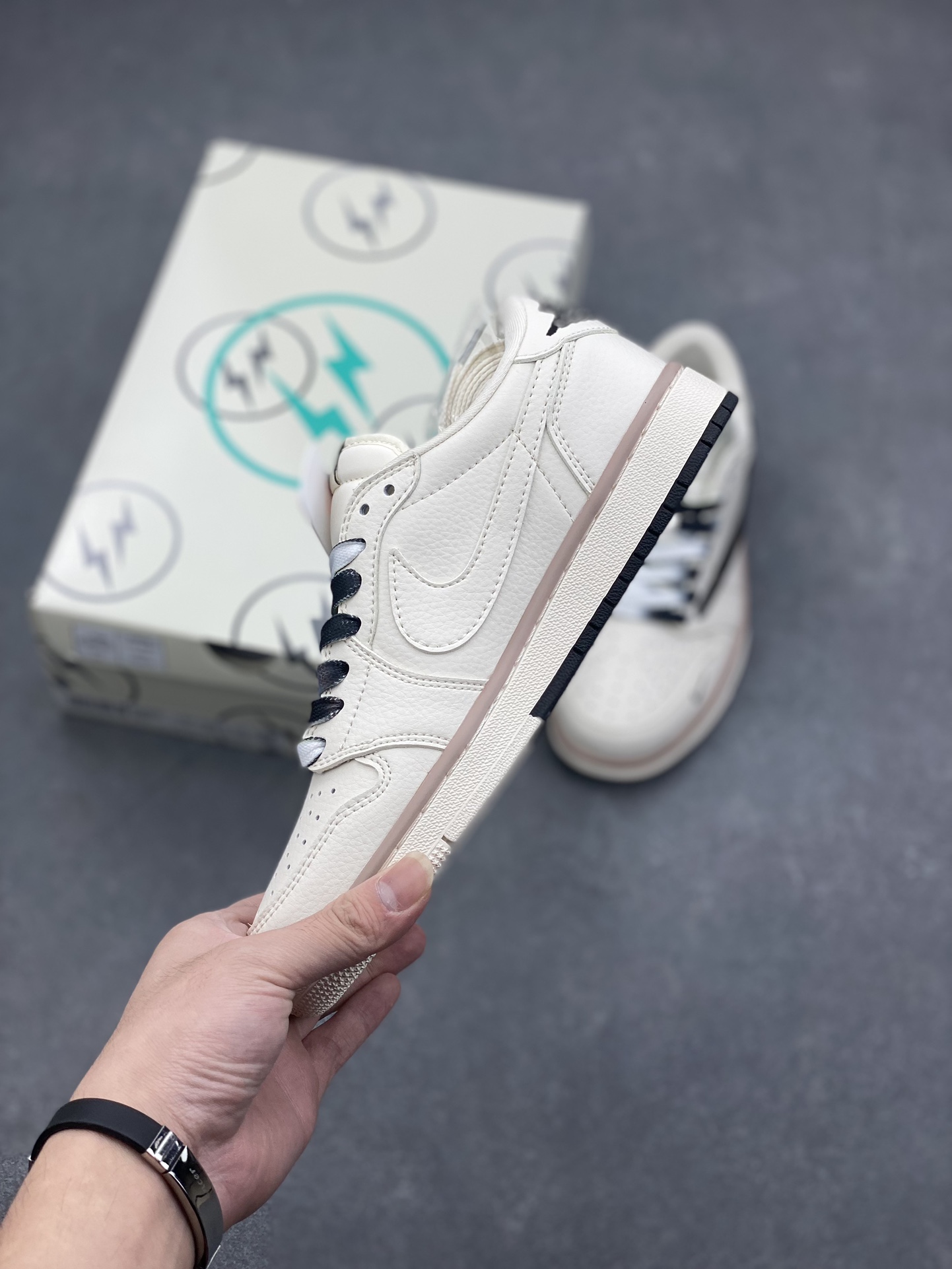 Travis Scott x Nike Air Jordan 1 Low Reverse Mocha - Premium Quality Sneakers 4 i1728598582 3779 7