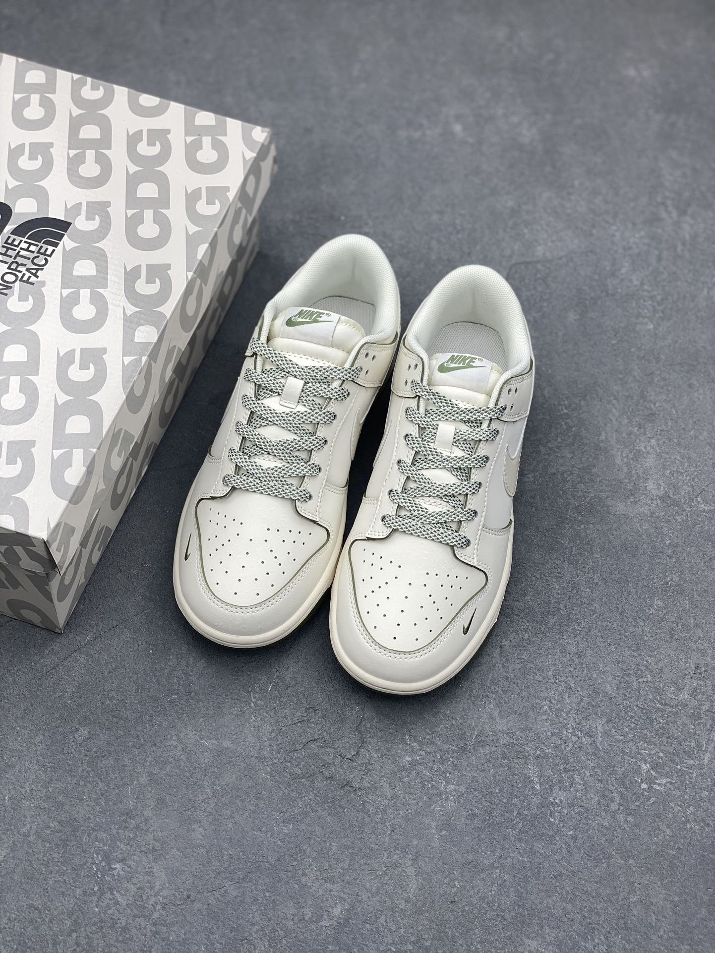Nike SB Dunk Low Supreme The North Face Collab Sneakers - Limited Edition 9 i1728674117 813 5