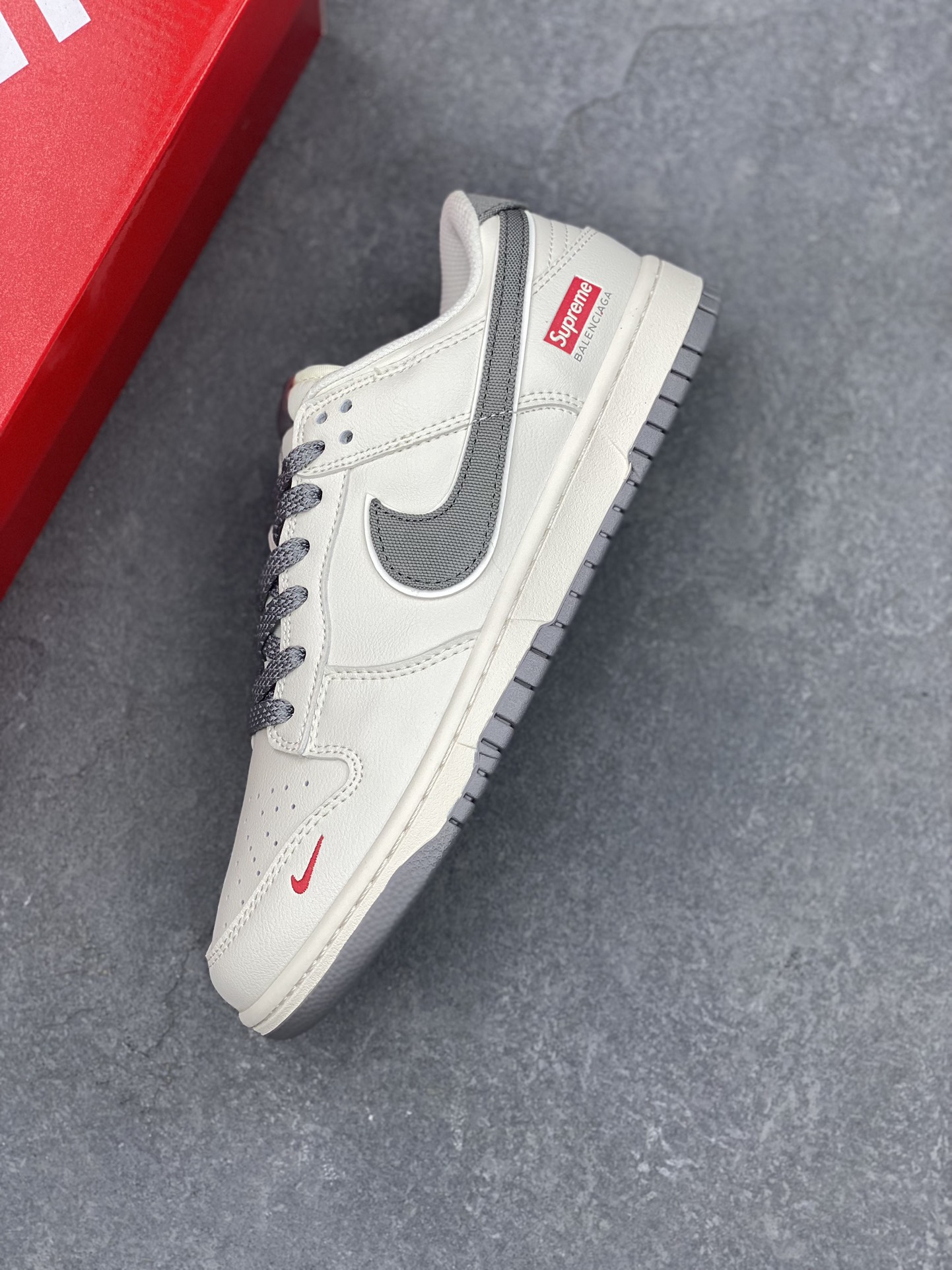 Nike SB Dunk Low Supreme Collaboration - Grey and Beige Casual Sneakers 7 i1729024490 1752 3