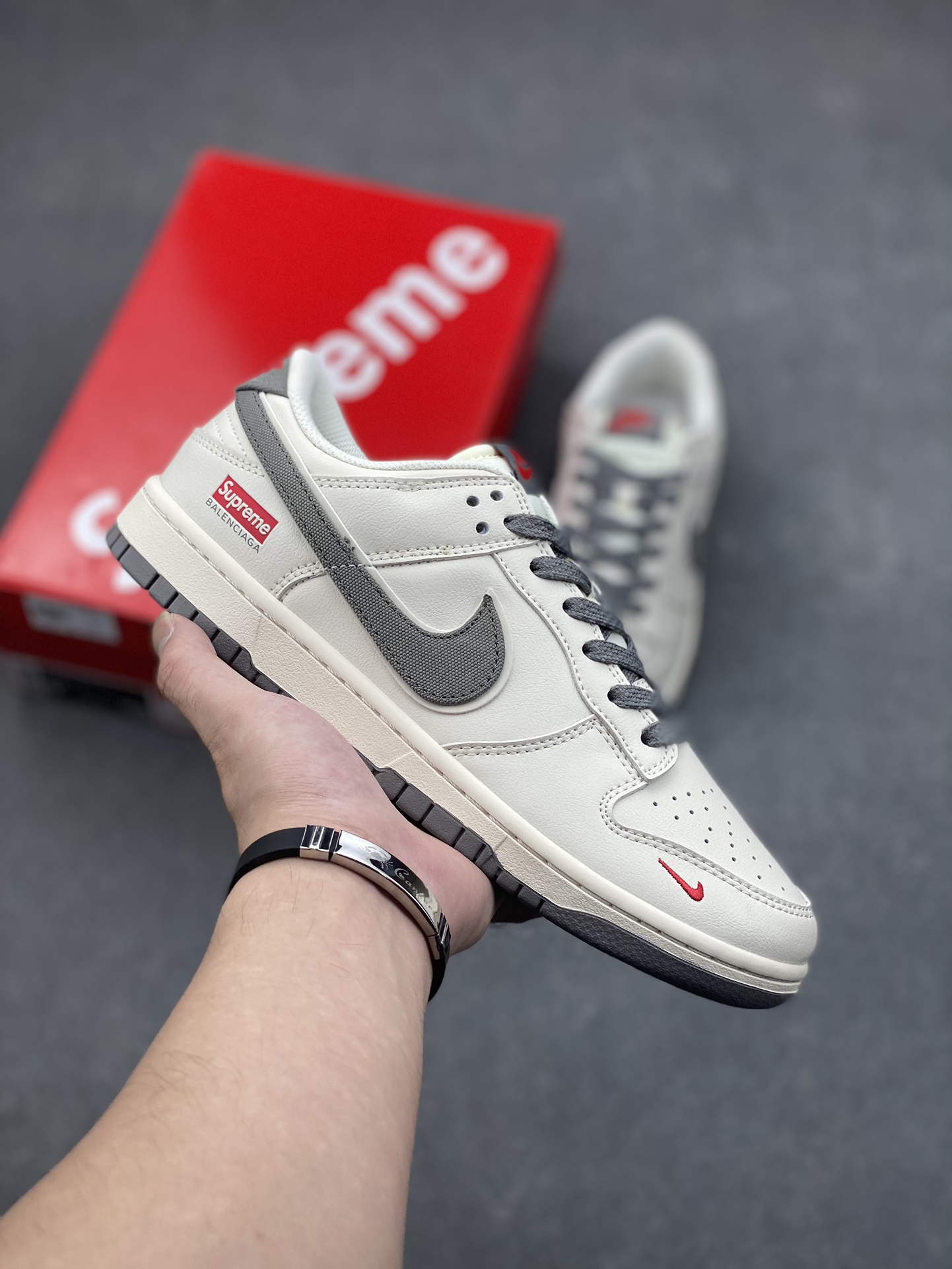 Nike SB Dunk Low Supreme Collaboration - Grey and Beige Casual Sneakers 1 i1729024490 4006 0