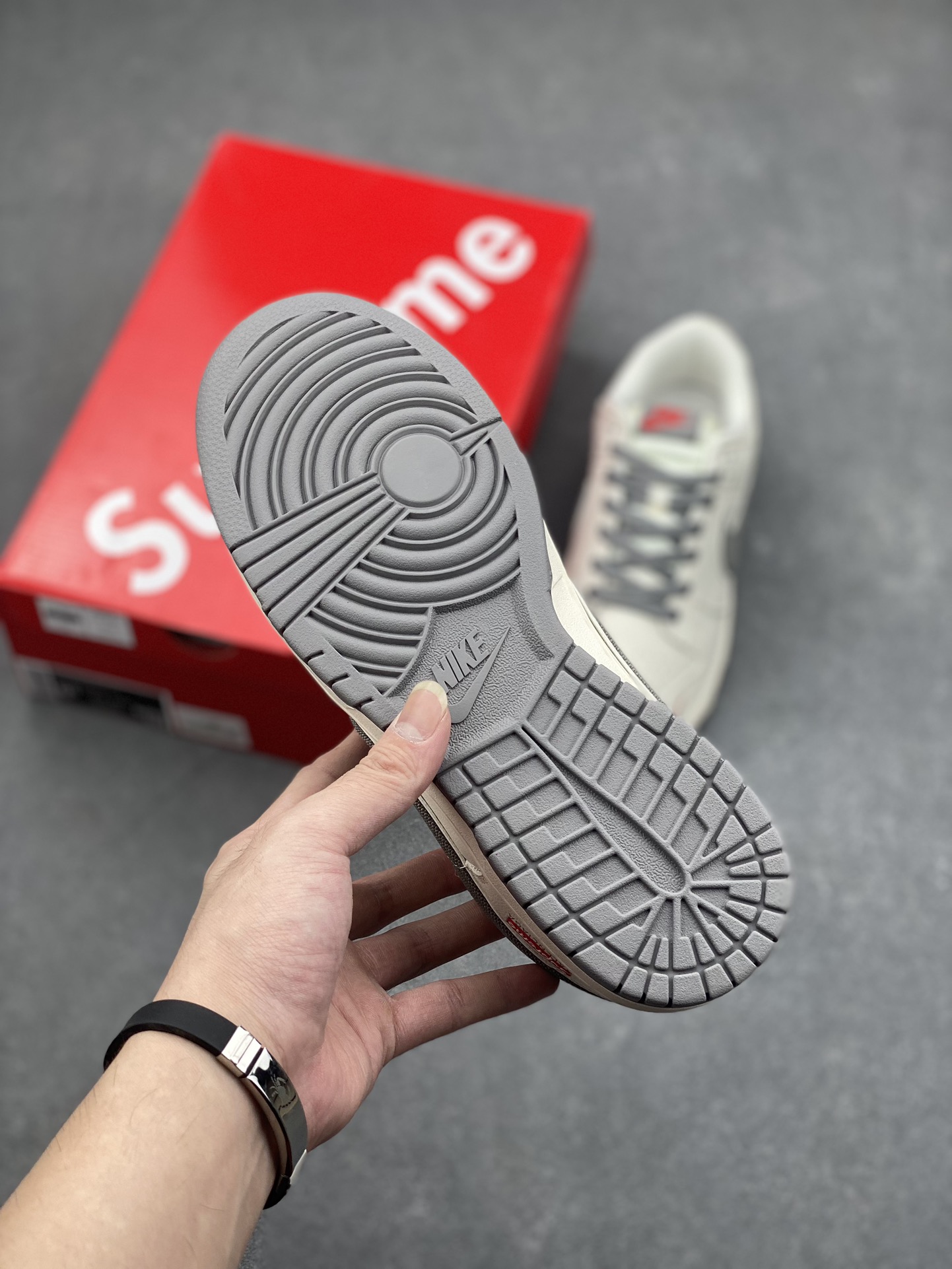 Nike SB Dunk Low Supreme Collaboration - Grey and Beige Casual Sneakers 6 i1729024490 8085 4
